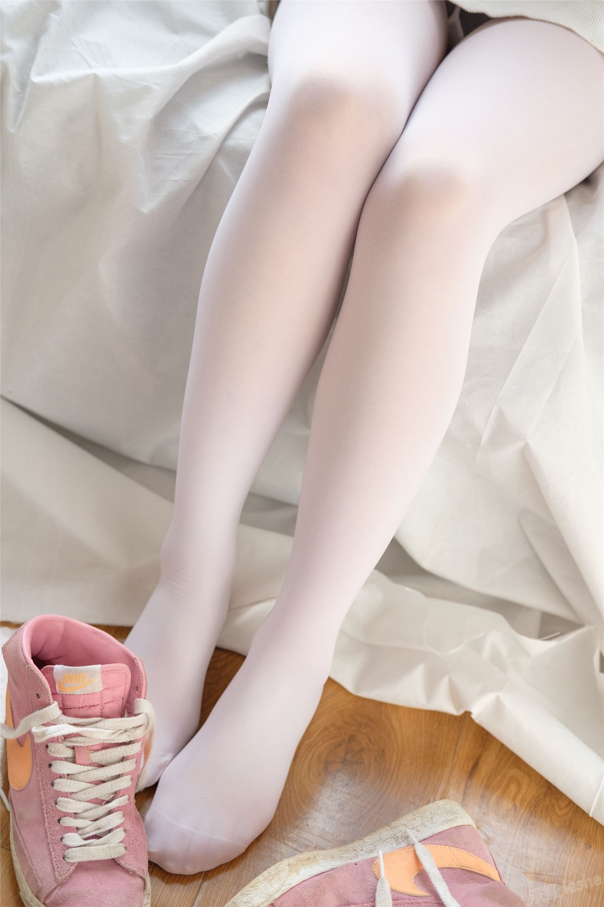 [森萝财团]萝莉丝足写真 X-009 粉嫩粉嫩的丝秀