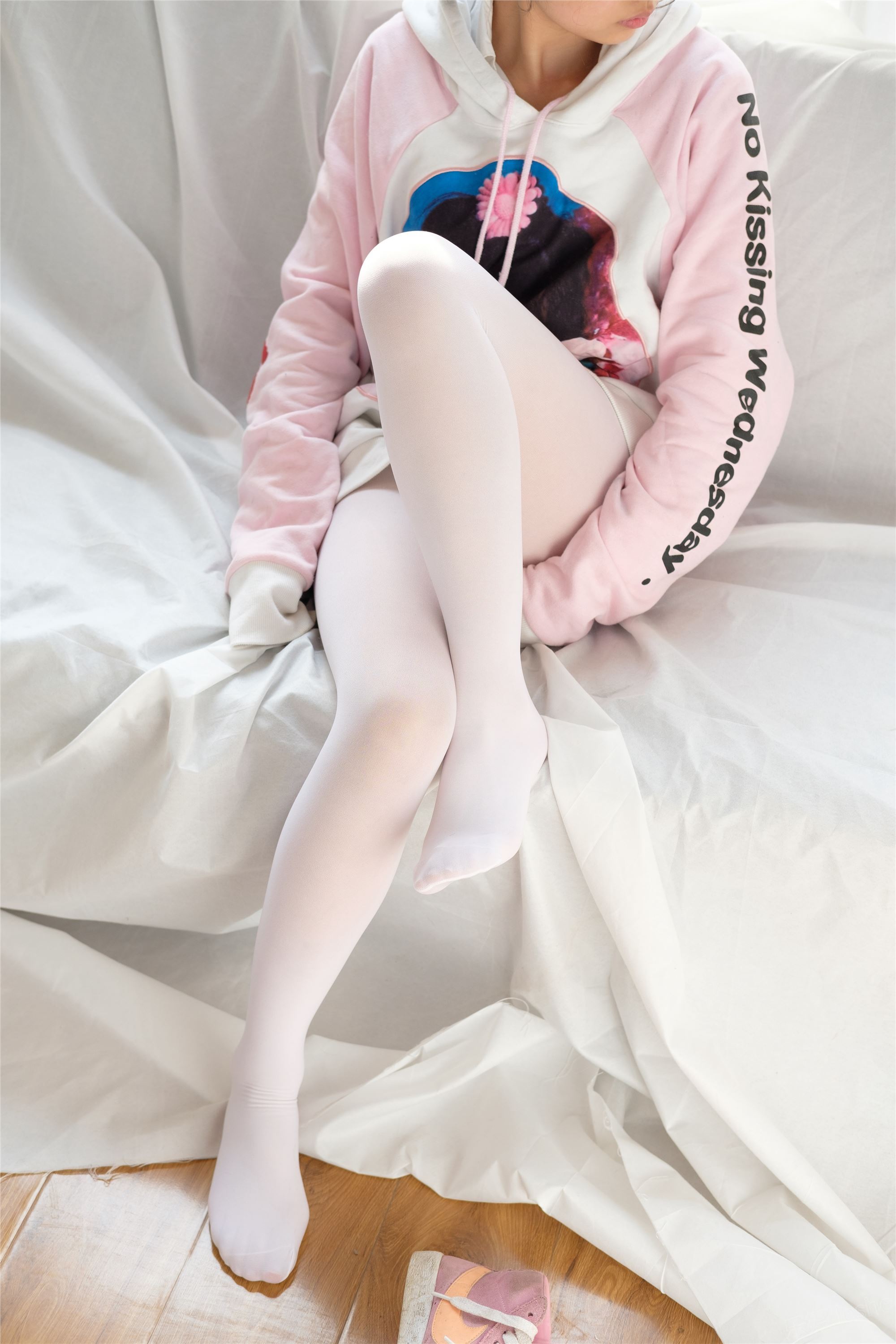 [森萝财团]萝莉丝足写真 X-009 粉嫩粉嫩的丝秀