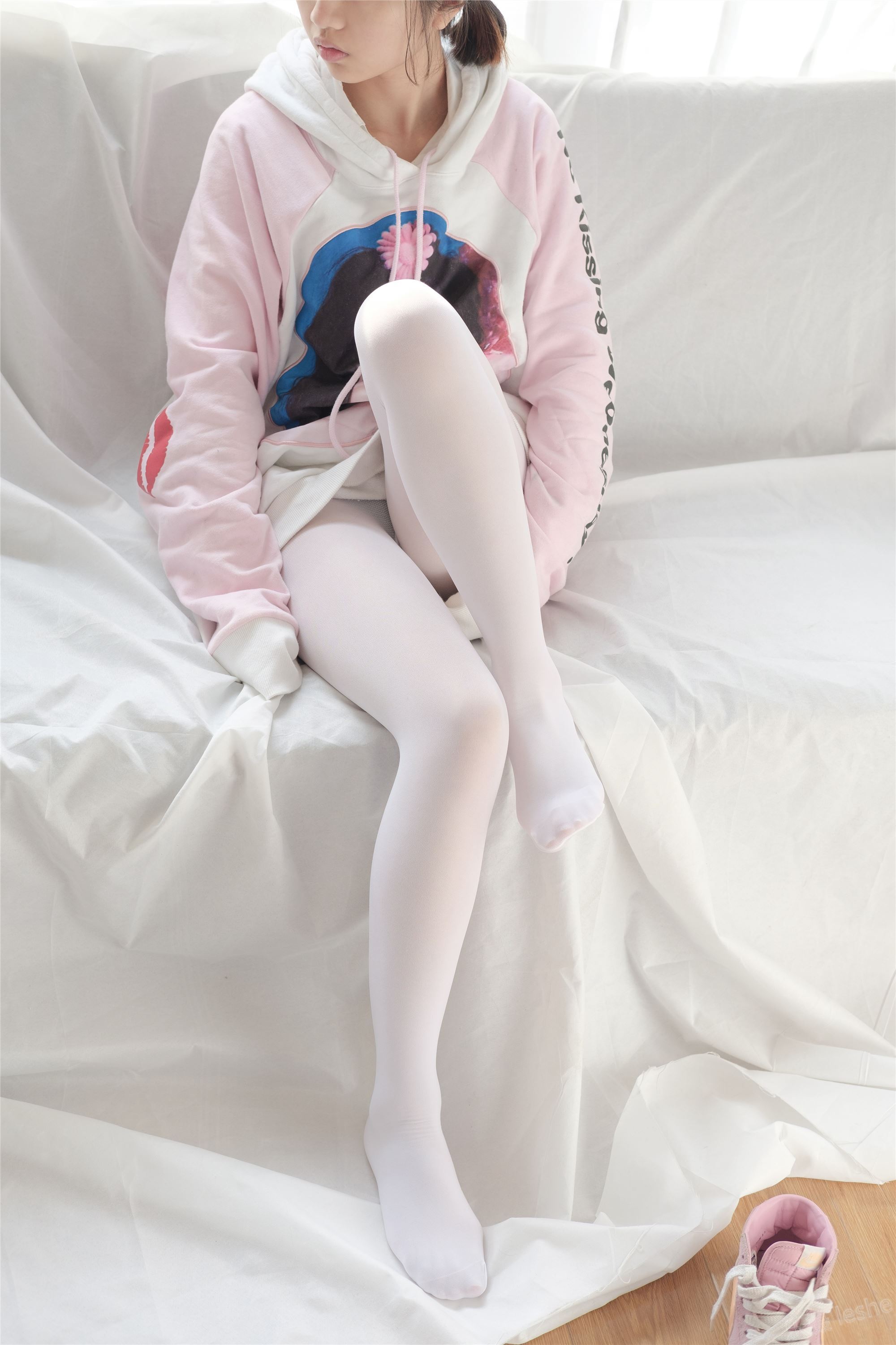 [森萝财团]萝莉丝足写真 X-009 粉嫩粉嫩的丝秀