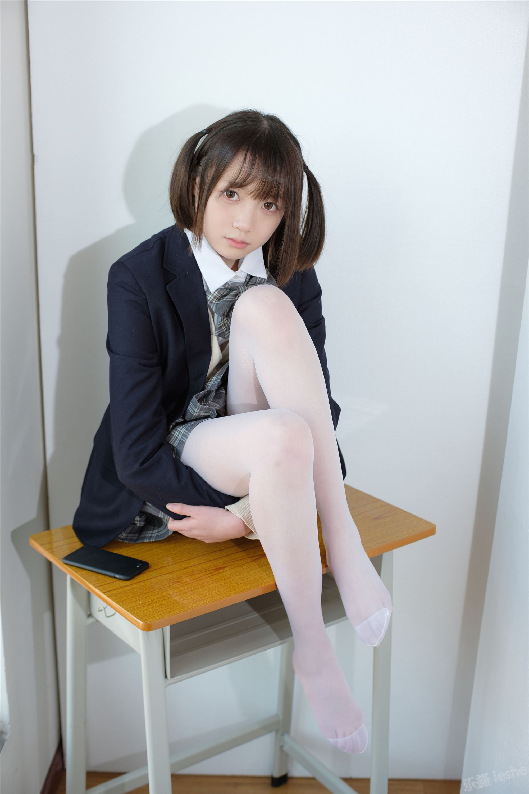 [森萝财团]萝莉丝足写真 X-010 JK校服白丝