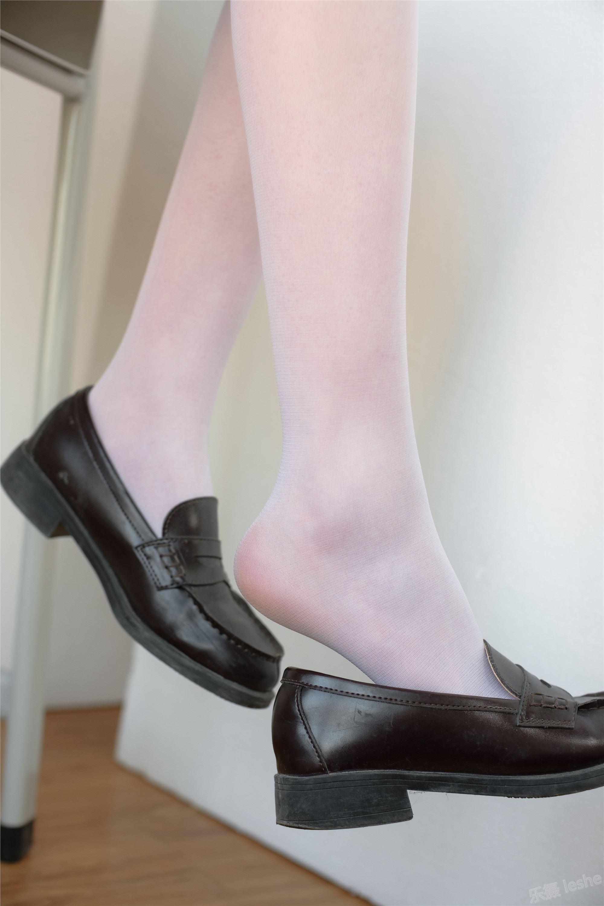 [森萝财团]萝莉丝足写真 X-010 JK校服白丝