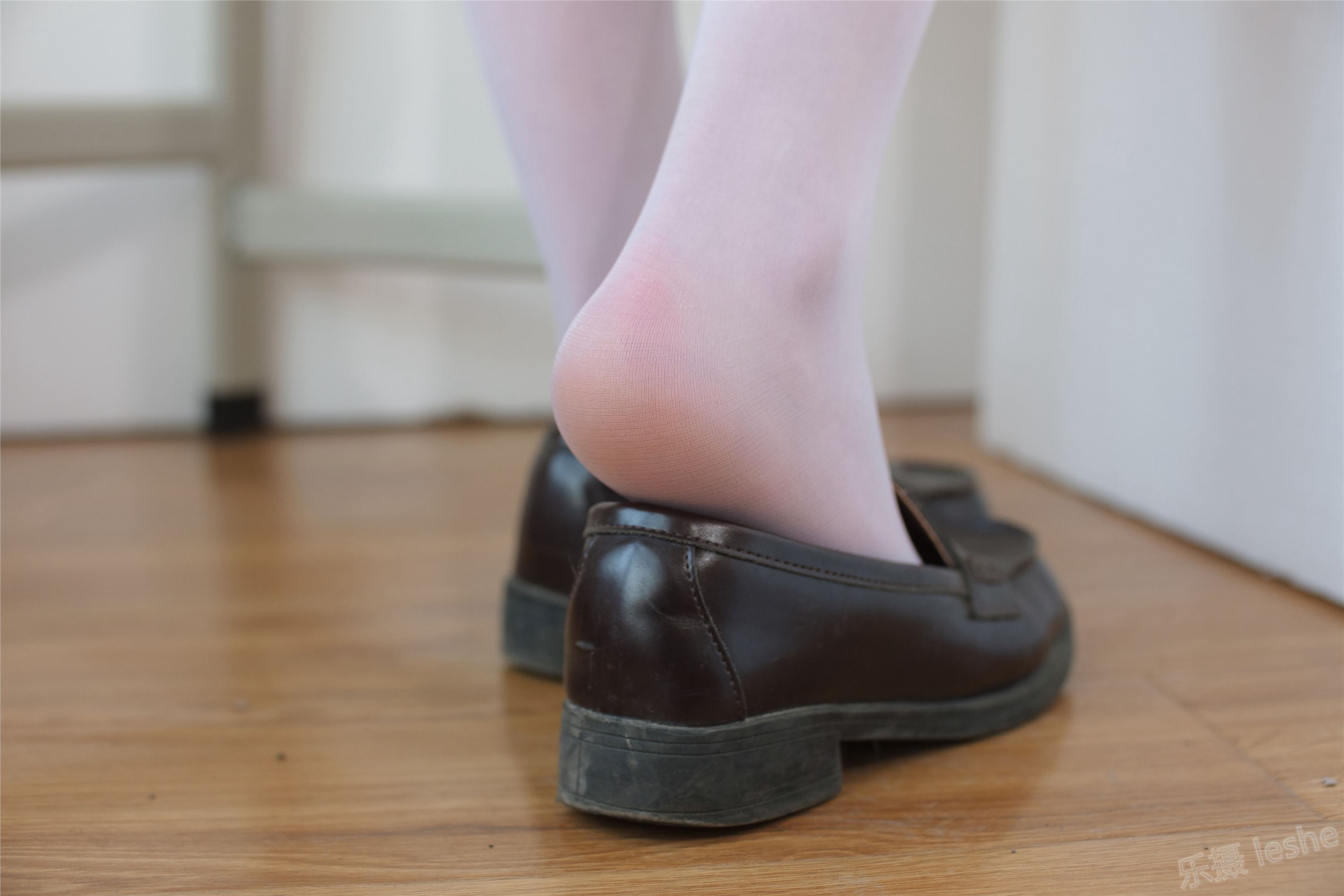 [森萝财团]萝莉丝足写真 X-010 JK校服白丝