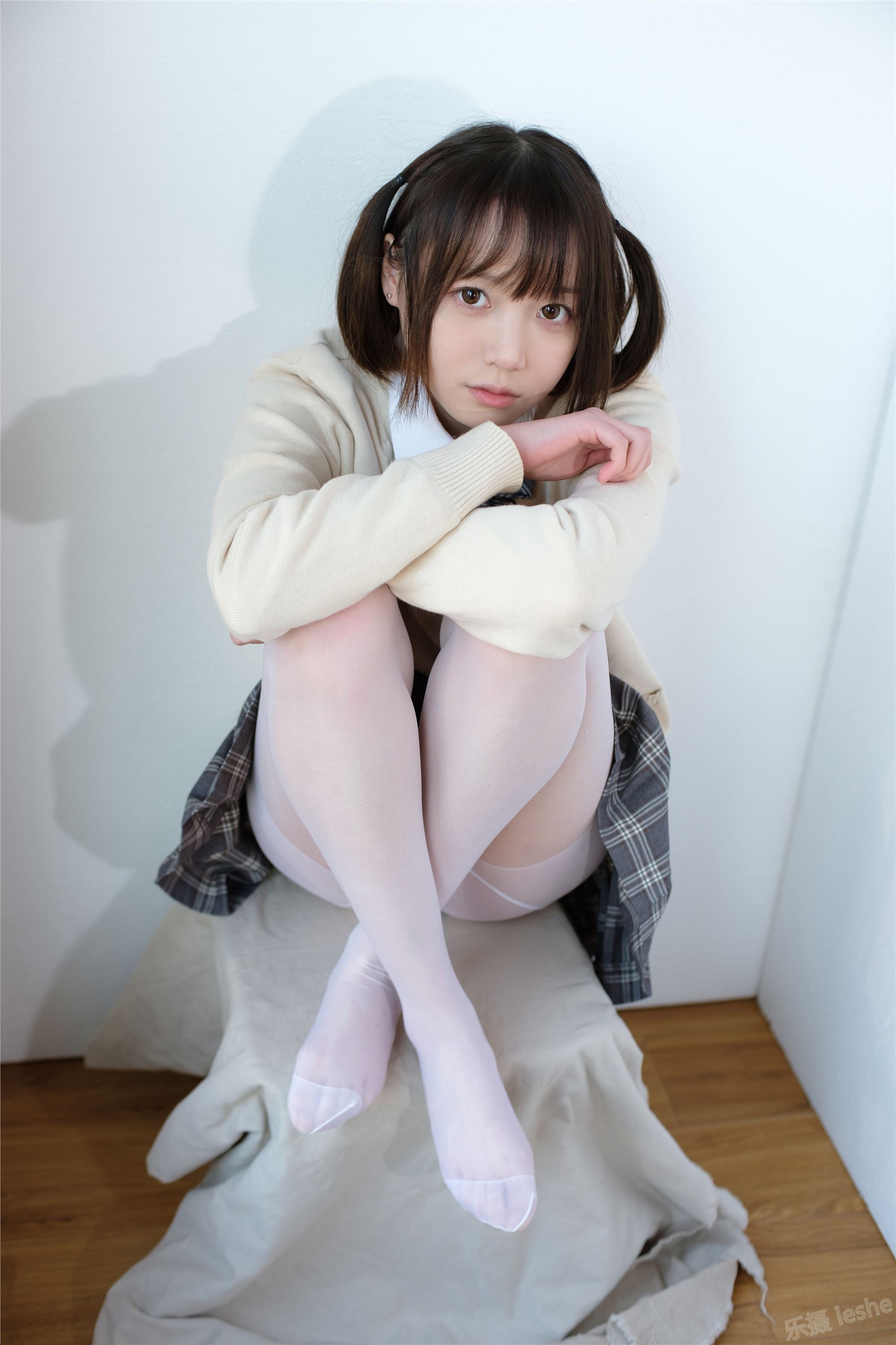 [森萝财团]萝莉丝足写真 X-010 JK校服白丝