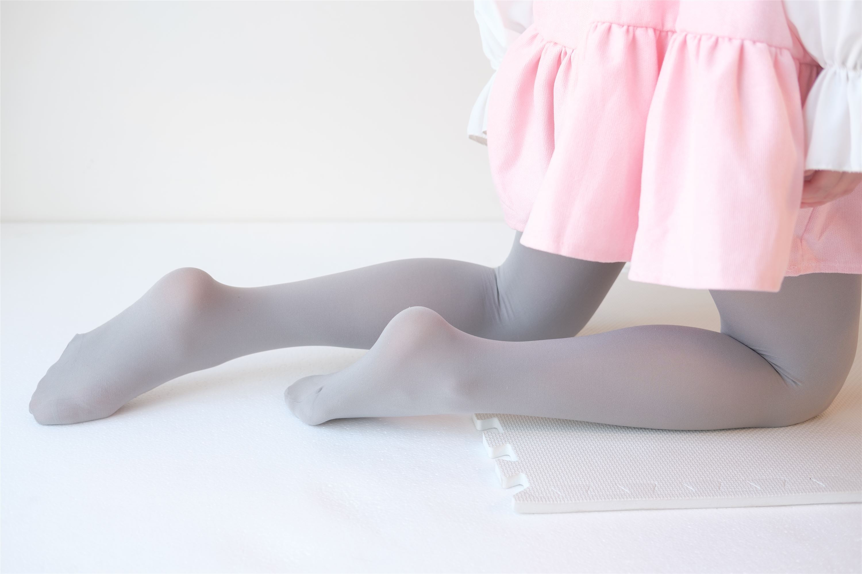 [森萝财团]萝莉丝足写真 X-015