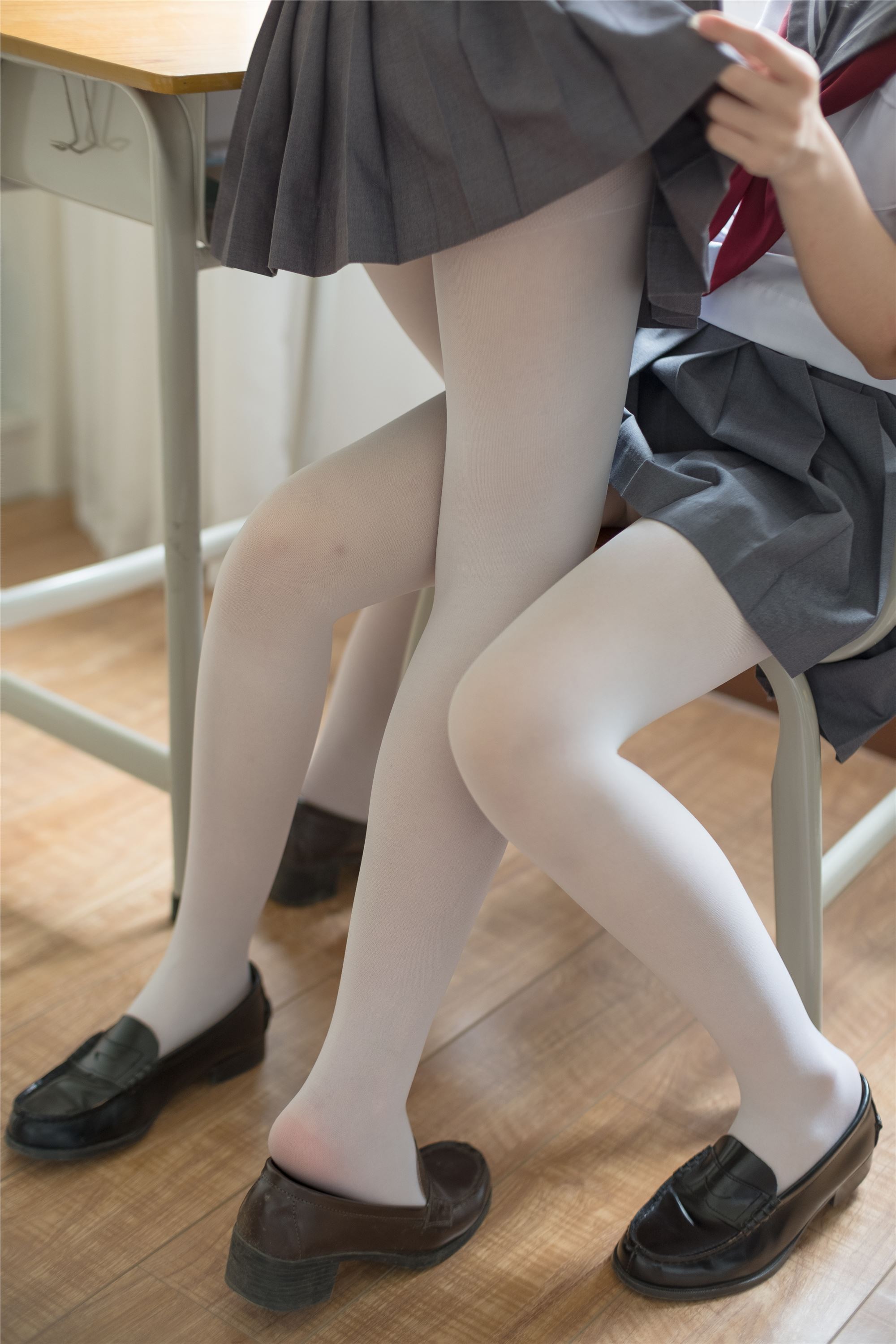 [森萝财团]萝莉丝足写真 X-025