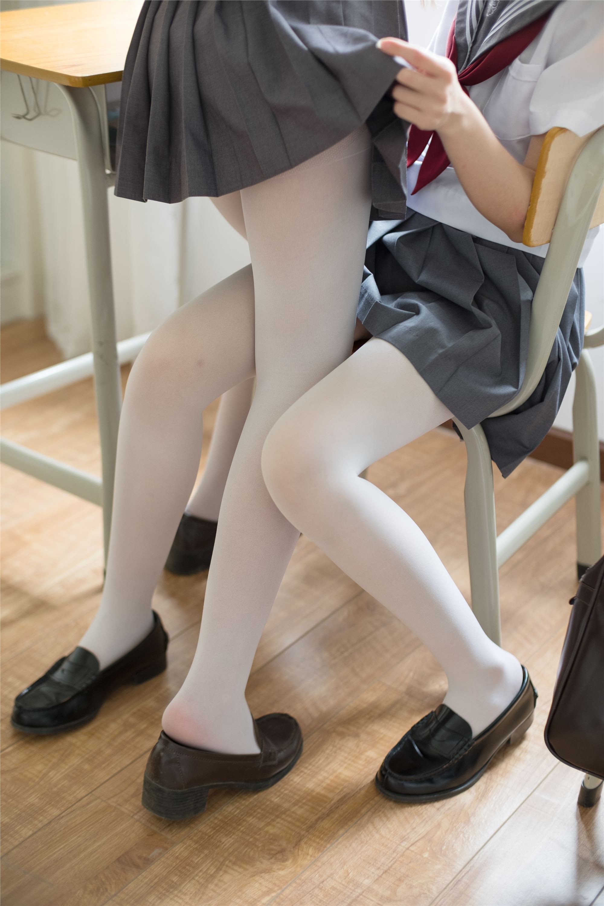 [森萝财团]萝莉丝足写真 X-025