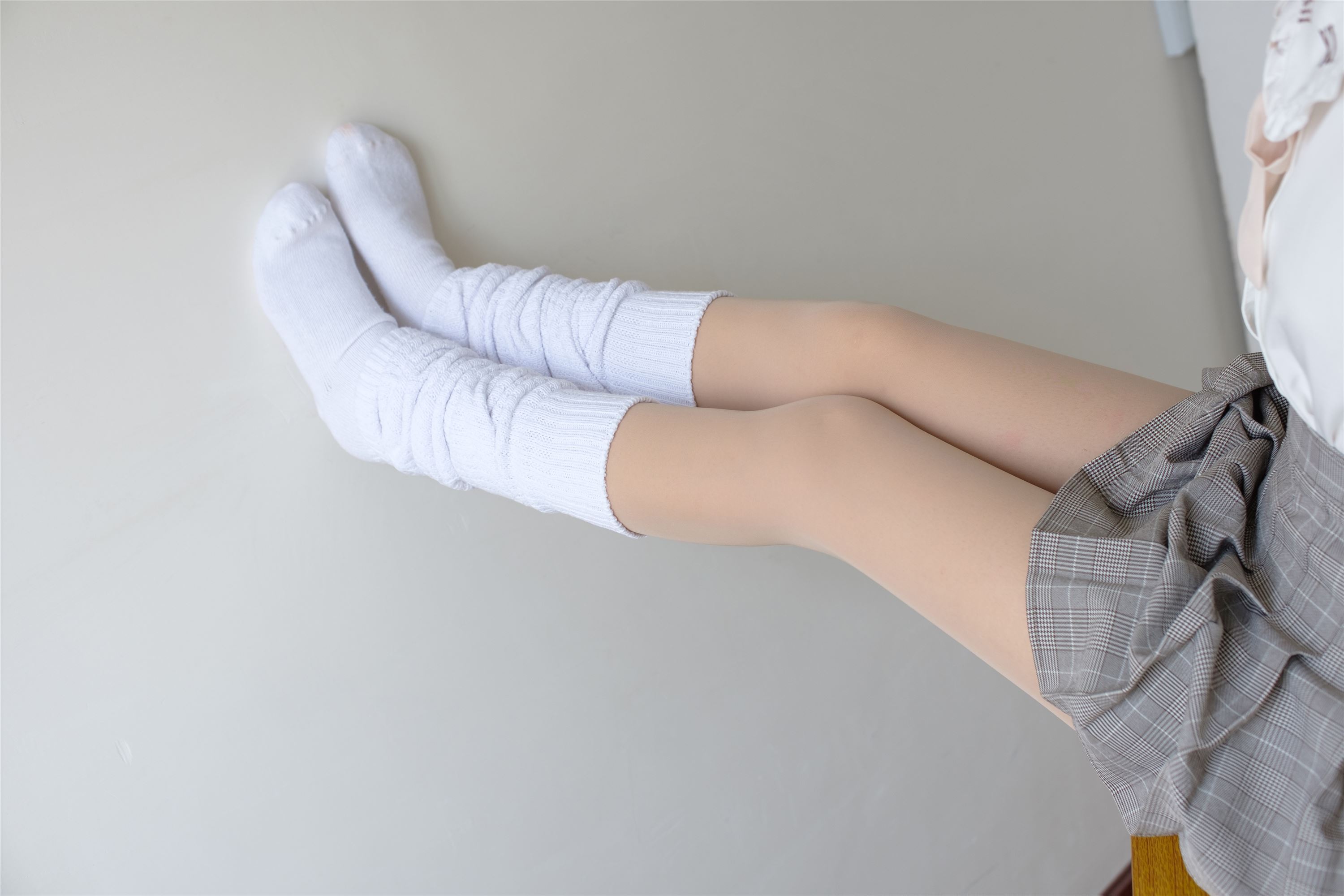 [森萝财团]萝莉丝足写真 X-033