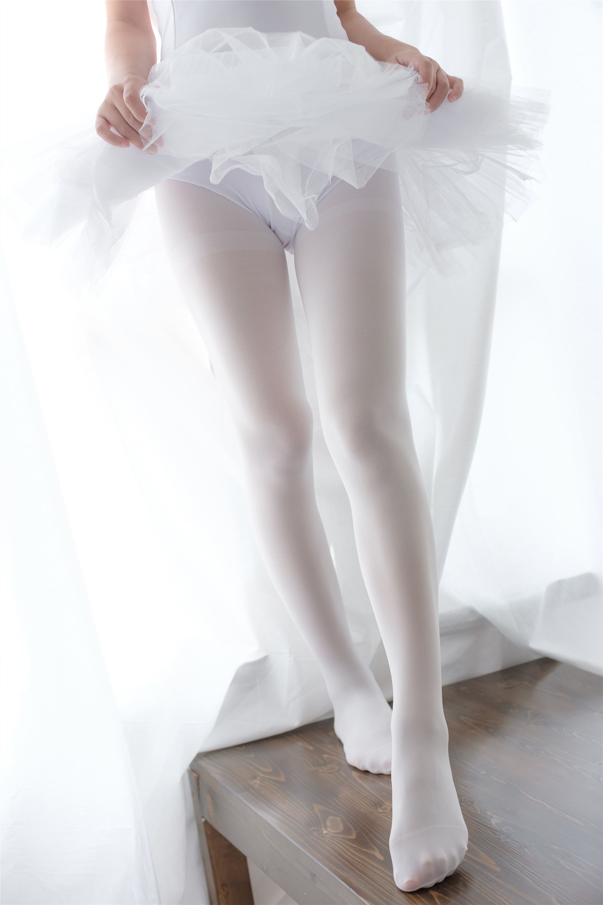 [森萝财团]萝莉丝足写真 X-042