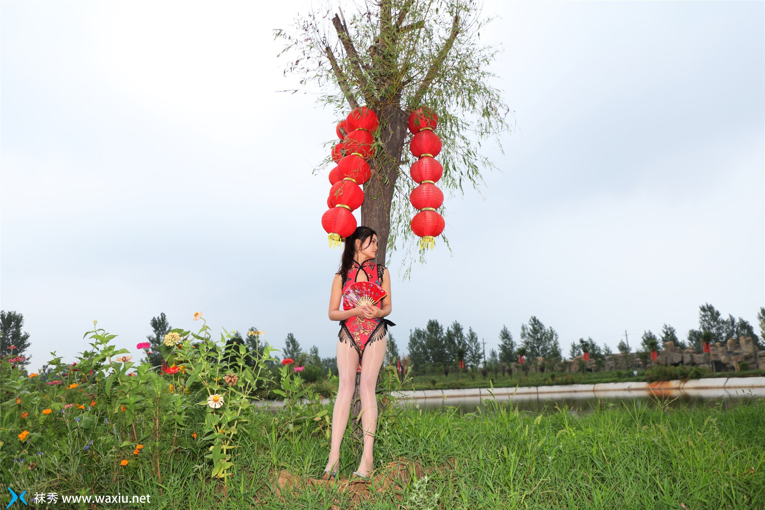 [袜秀] P003 2018.08.01 叮当《雨天游园》