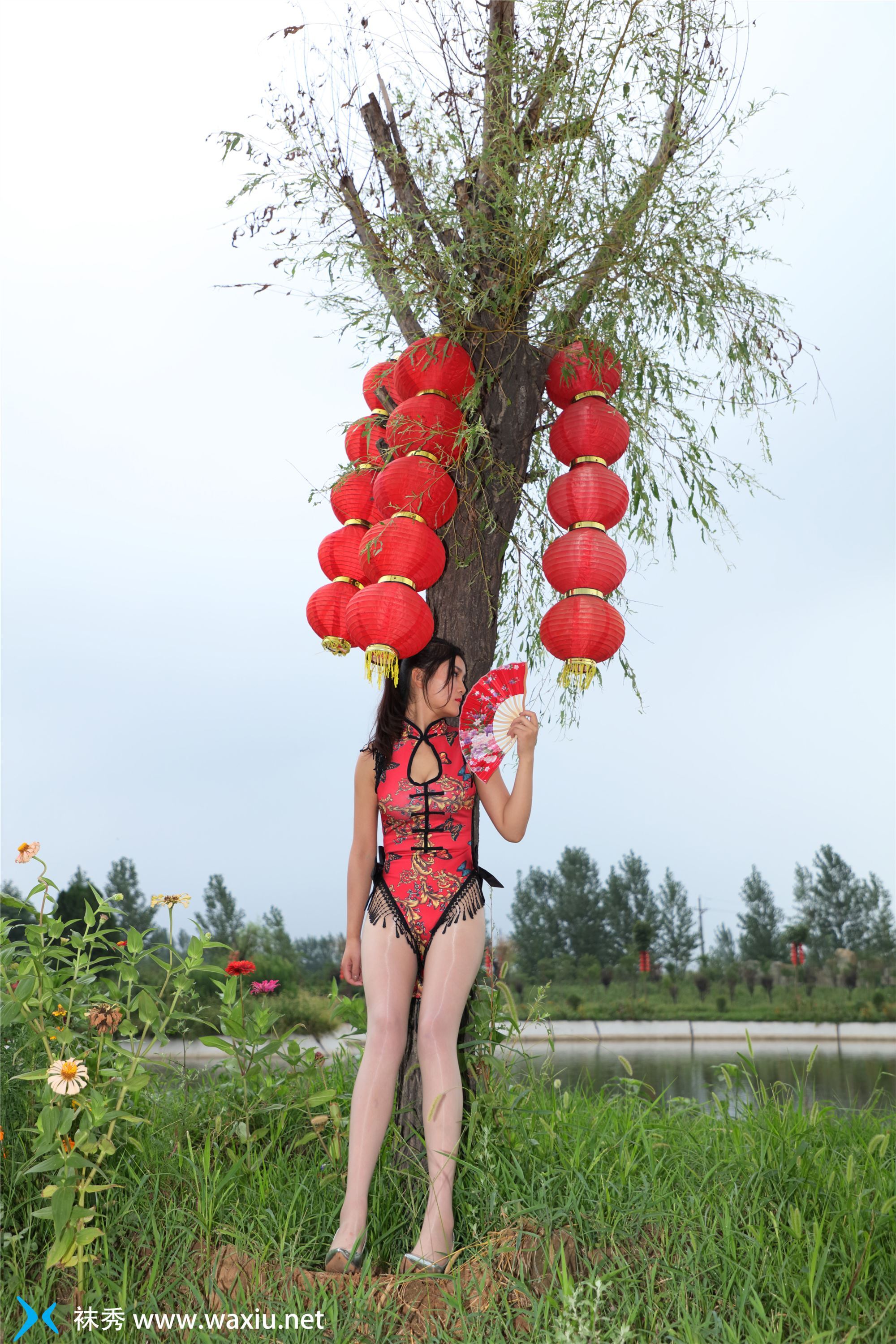 [袜秀] P003 2018.08.01 叮当《雨天游园》