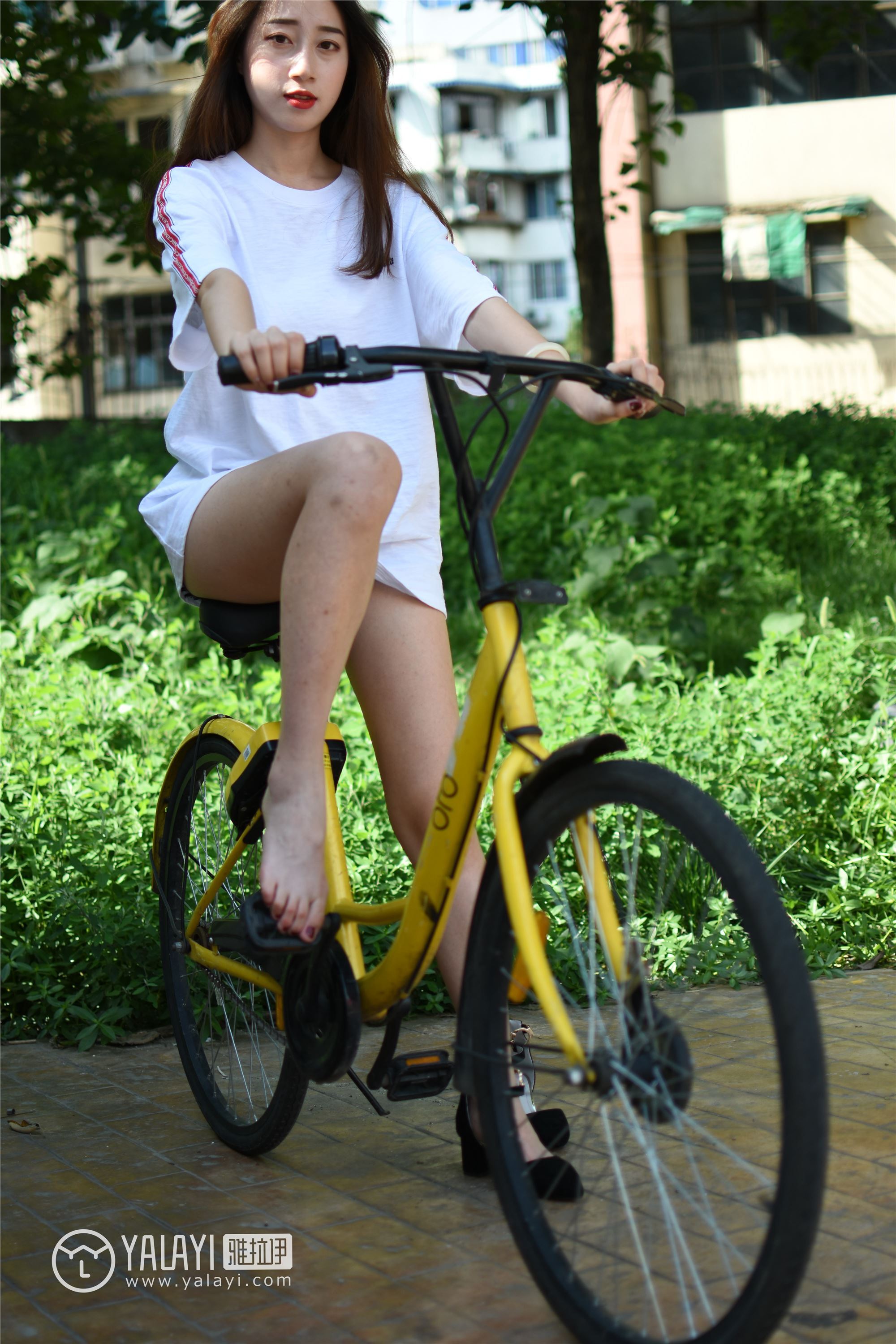 [YALAYI雅拉伊]2018.10.25 No.013 阳光下的裸腿单车 木晓雨