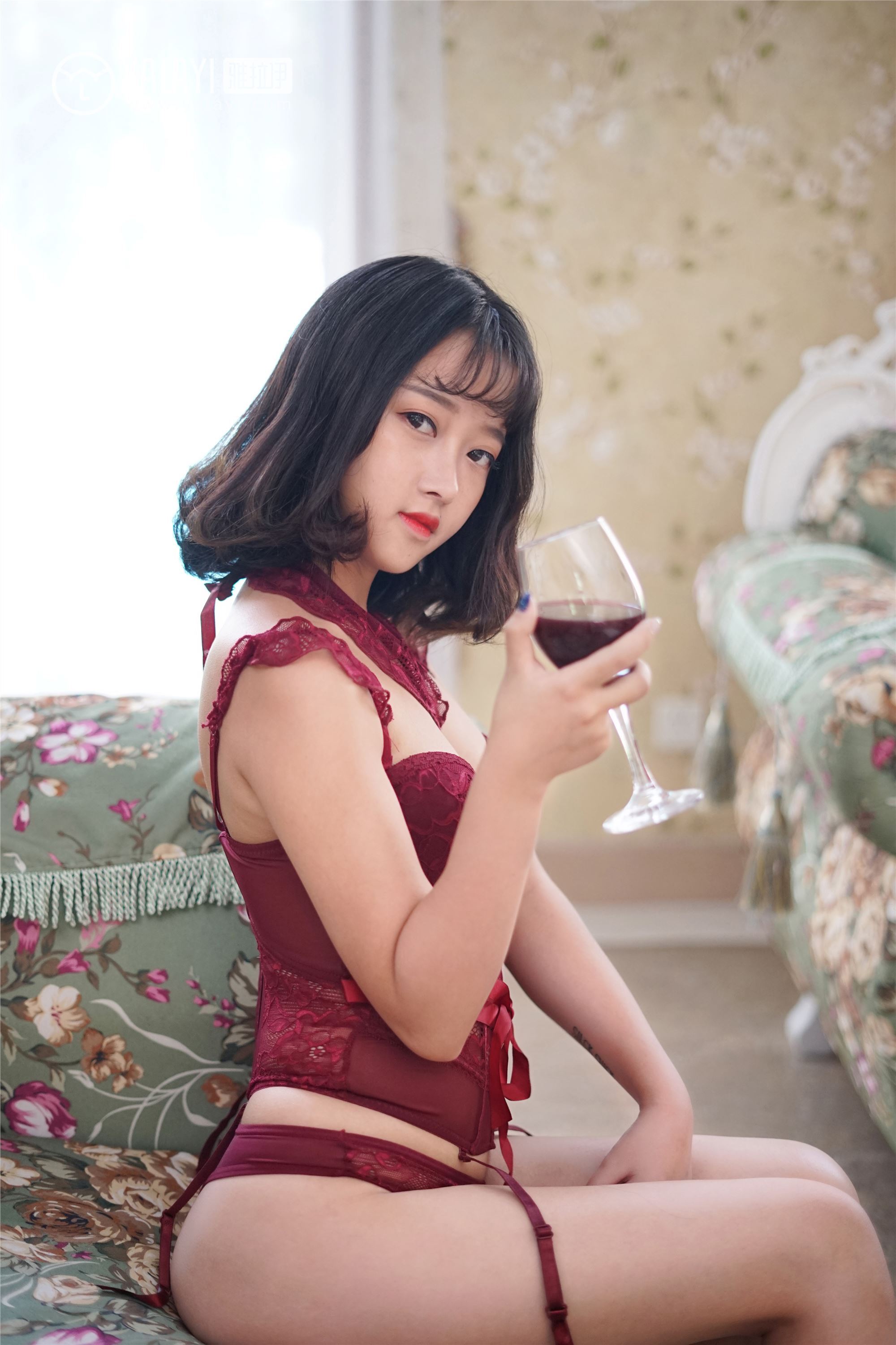 [YALAYI雅拉伊] 2018.12.28 No.025 醉在红酒杯里 王小淼