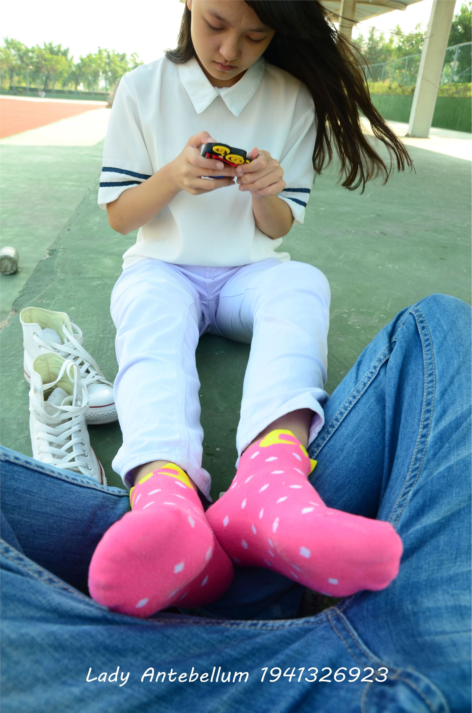 [战前女神] 恋足美腿棉袜女神级摄影套图 002