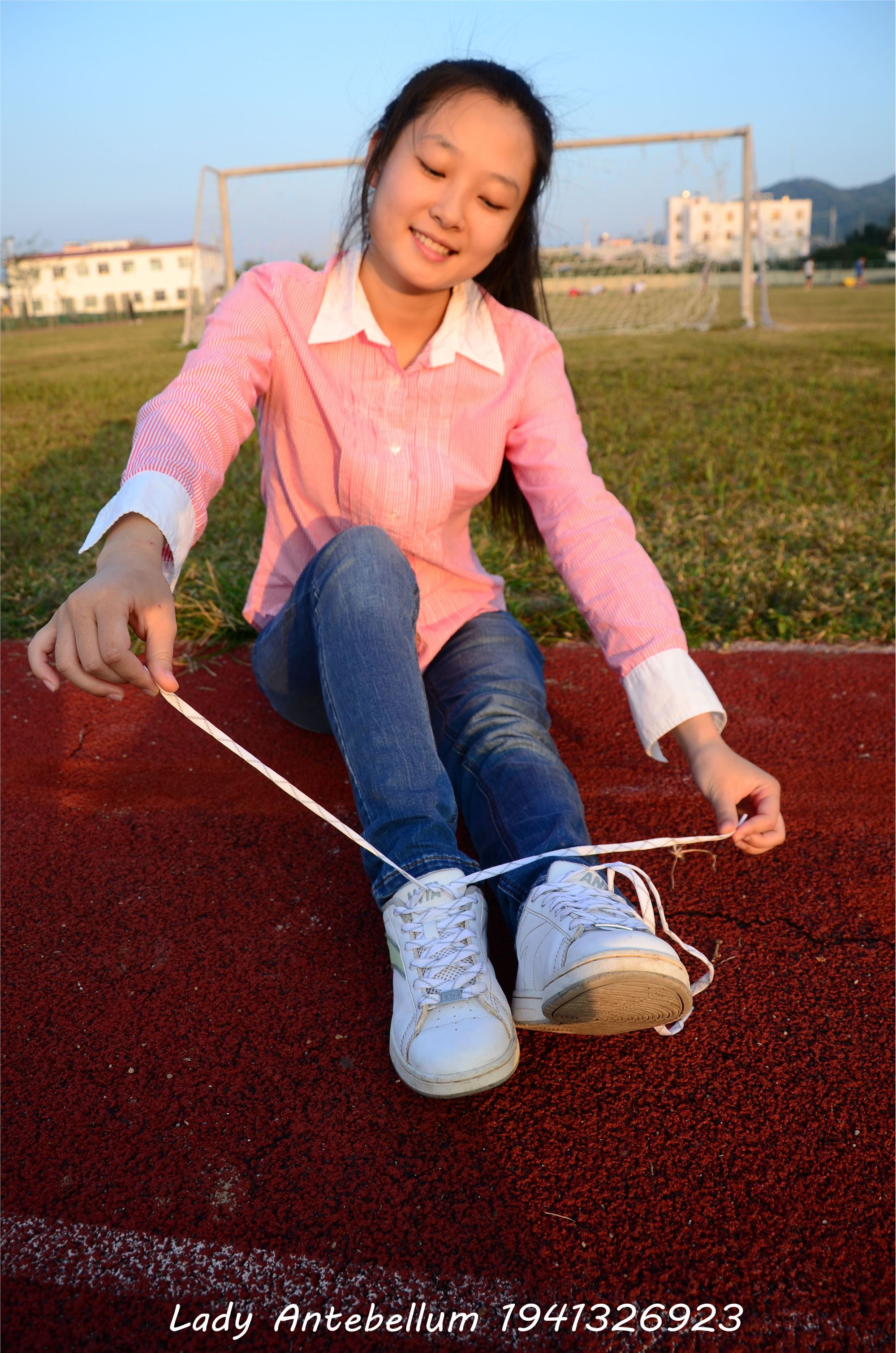 [战前女神] 恋足美腿棉袜女神级摄影套图 003