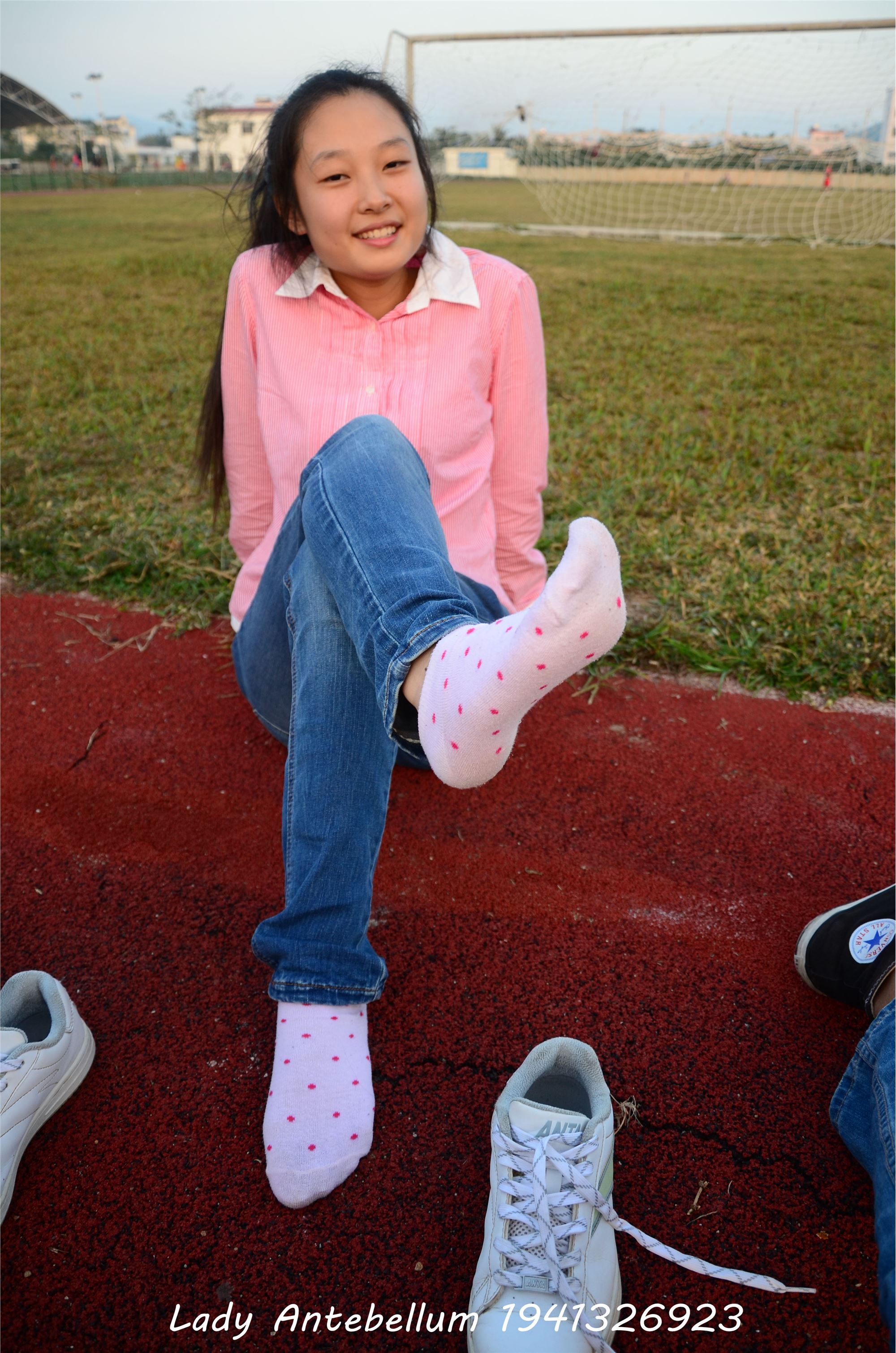 [战前女神] 恋足美腿棉袜女神级摄影套图 003