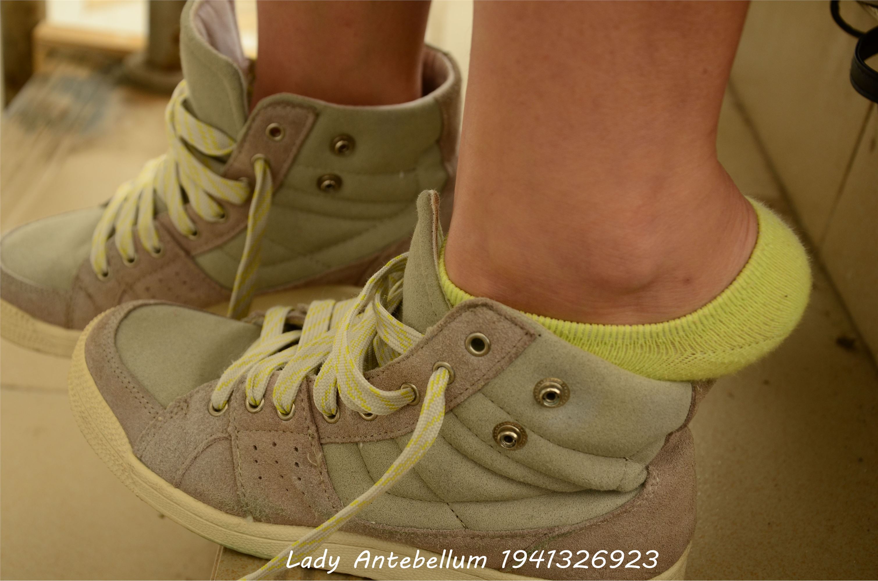 [战前女神] 恋足美腿棉袜女神级摄影套图 013