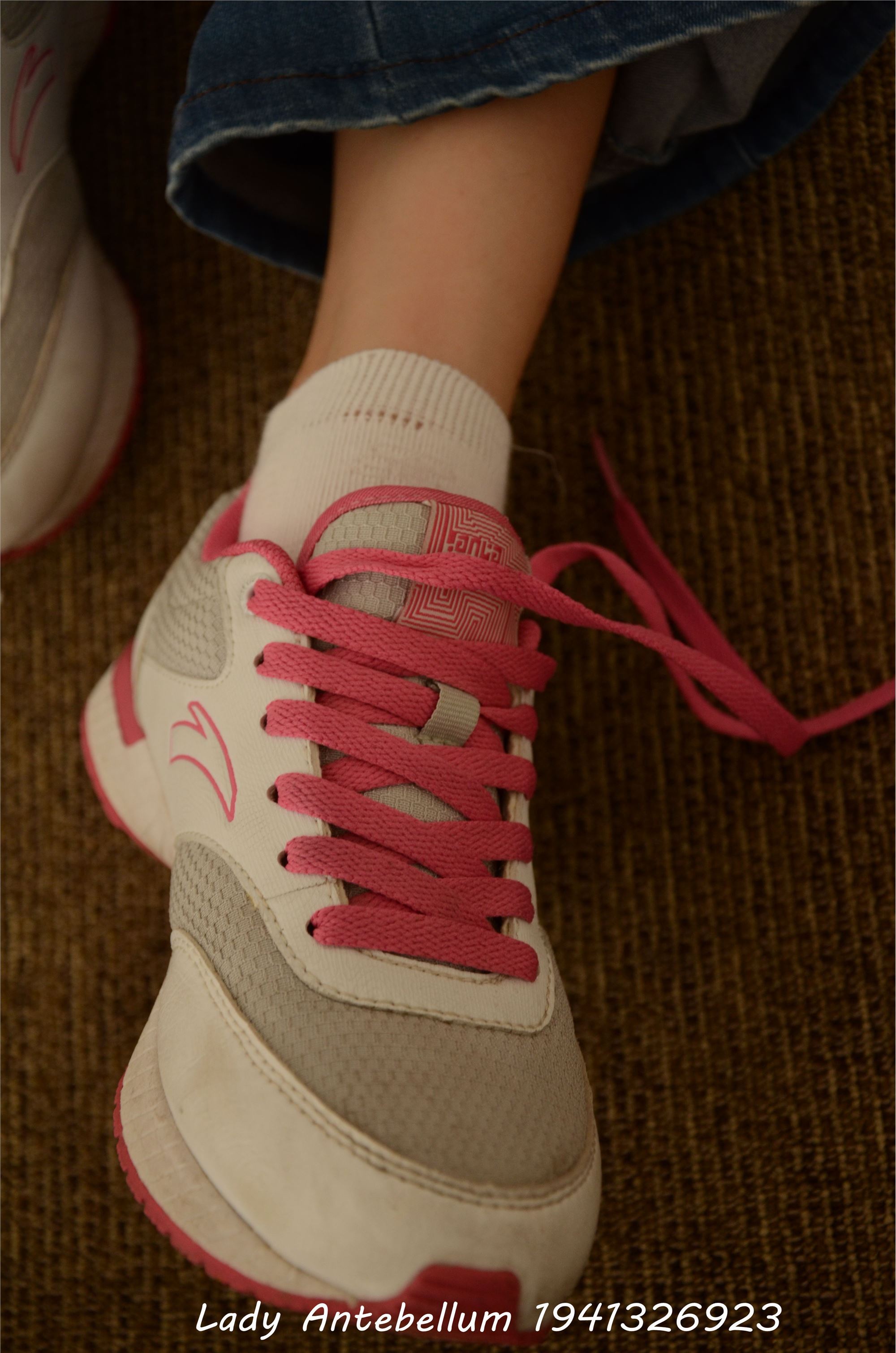 [战前女神] 恋足美腿棉袜女神级摄影套图 024