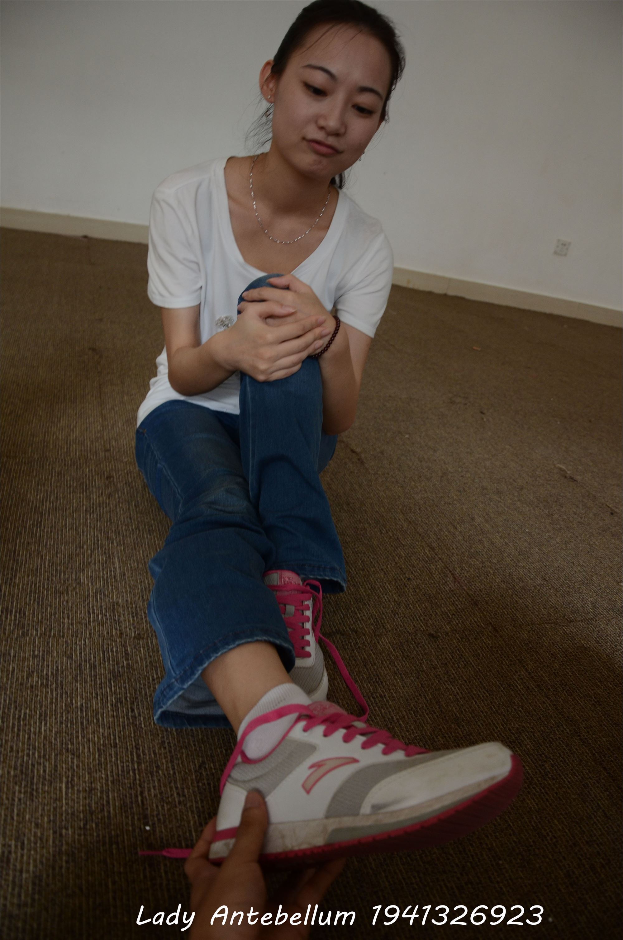 [战前女神] 恋足美腿棉袜女神级摄影套图 024