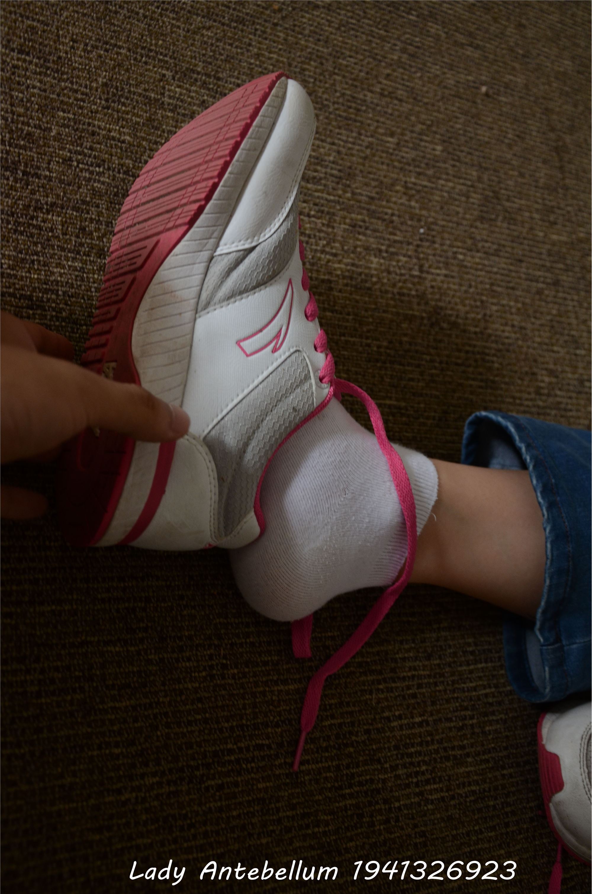 [战前女神] 恋足美腿棉袜女神级摄影套图 024