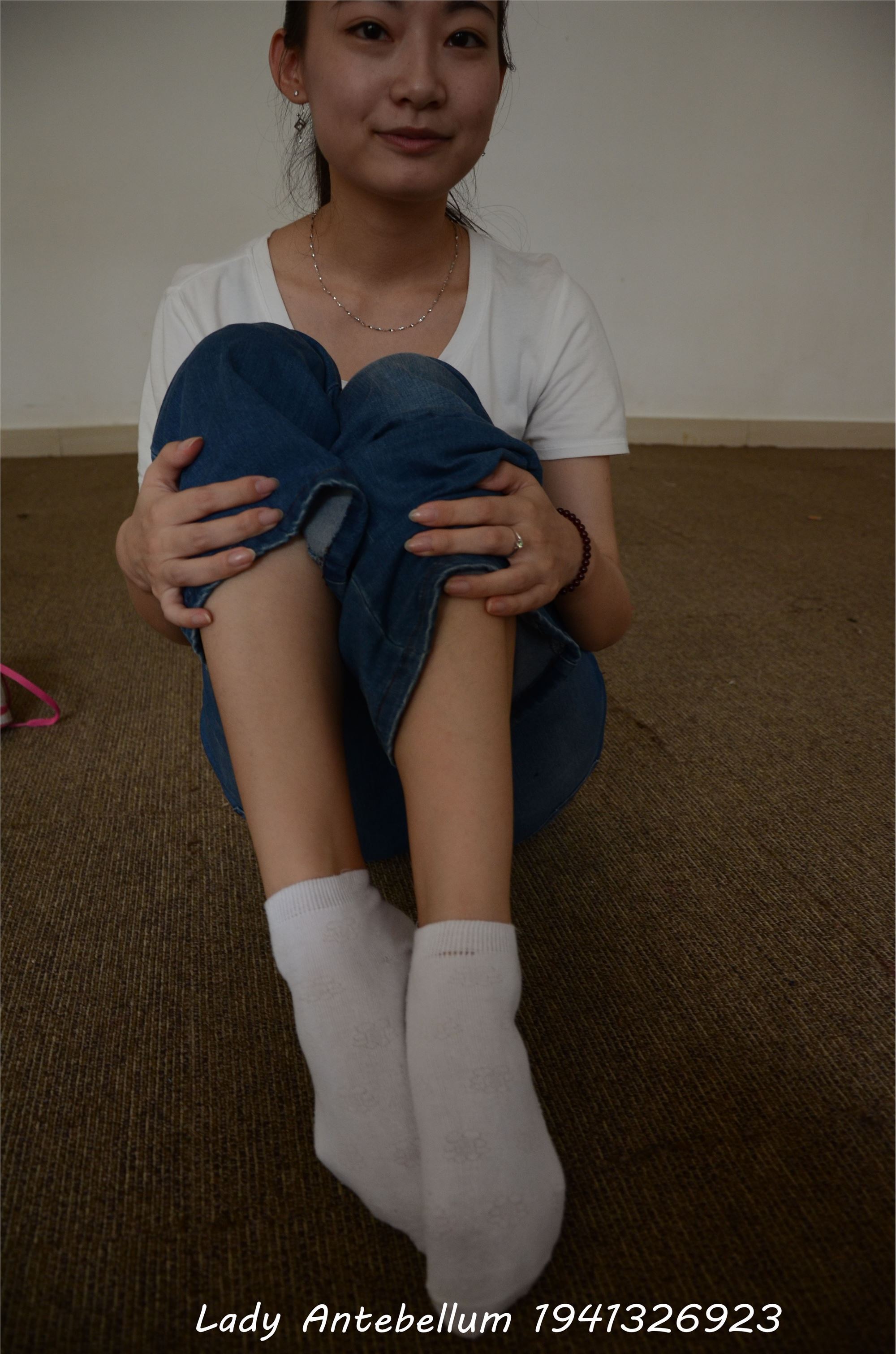 [战前女神] 恋足美腿棉袜女神级摄影套图 024