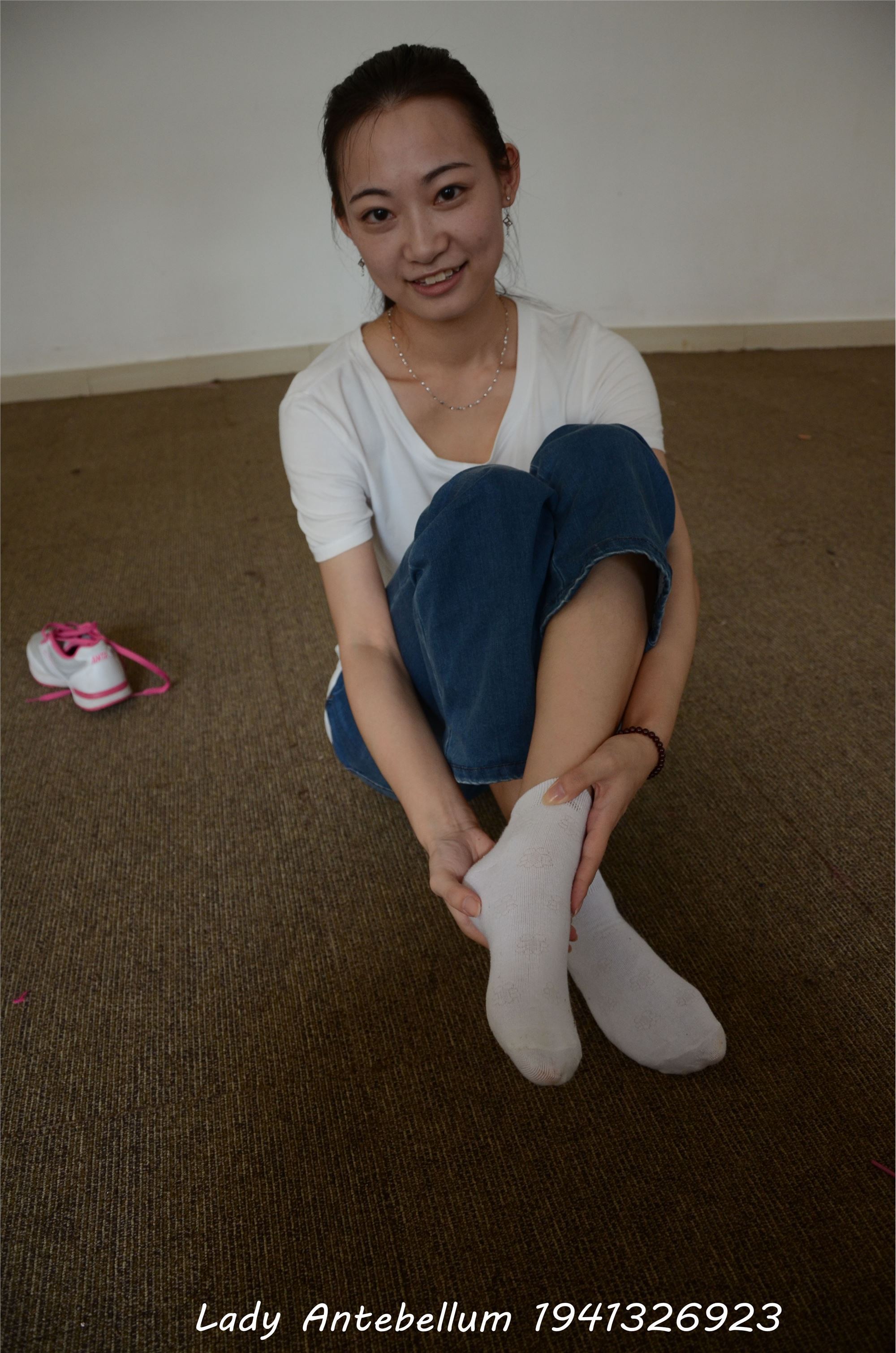 [战前女神] 恋足美腿棉袜女神级摄影套图 024