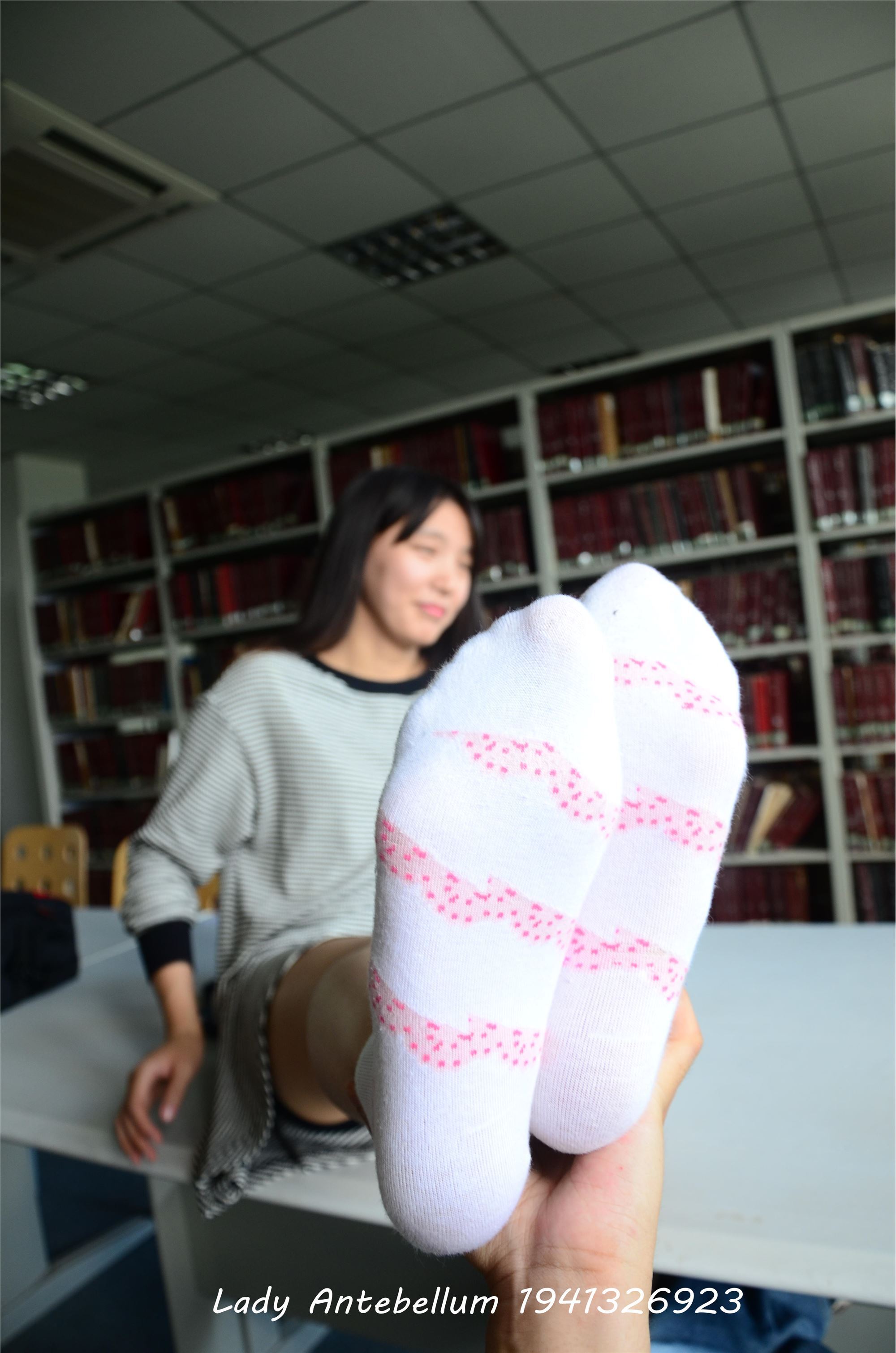 [战前女神] 恋足美腿棉袜女神级摄影套图 027