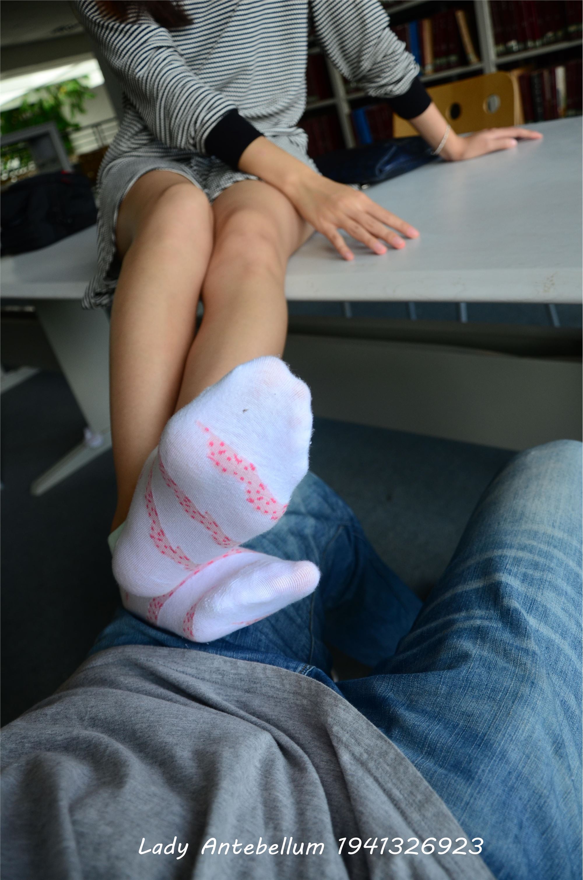 [战前女神] 恋足美腿棉袜女神级摄影套图 027