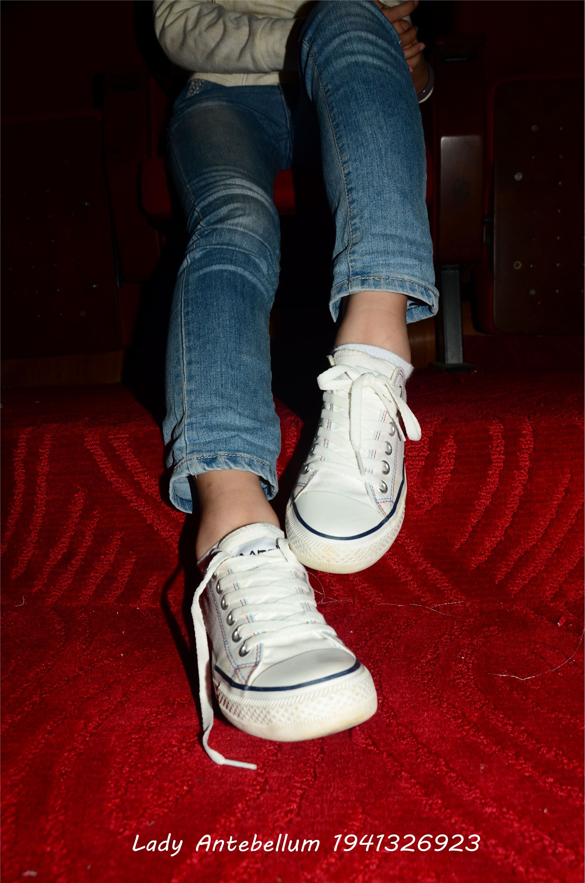 [战前女神] 恋足美腿棉袜女神级摄影套图 029