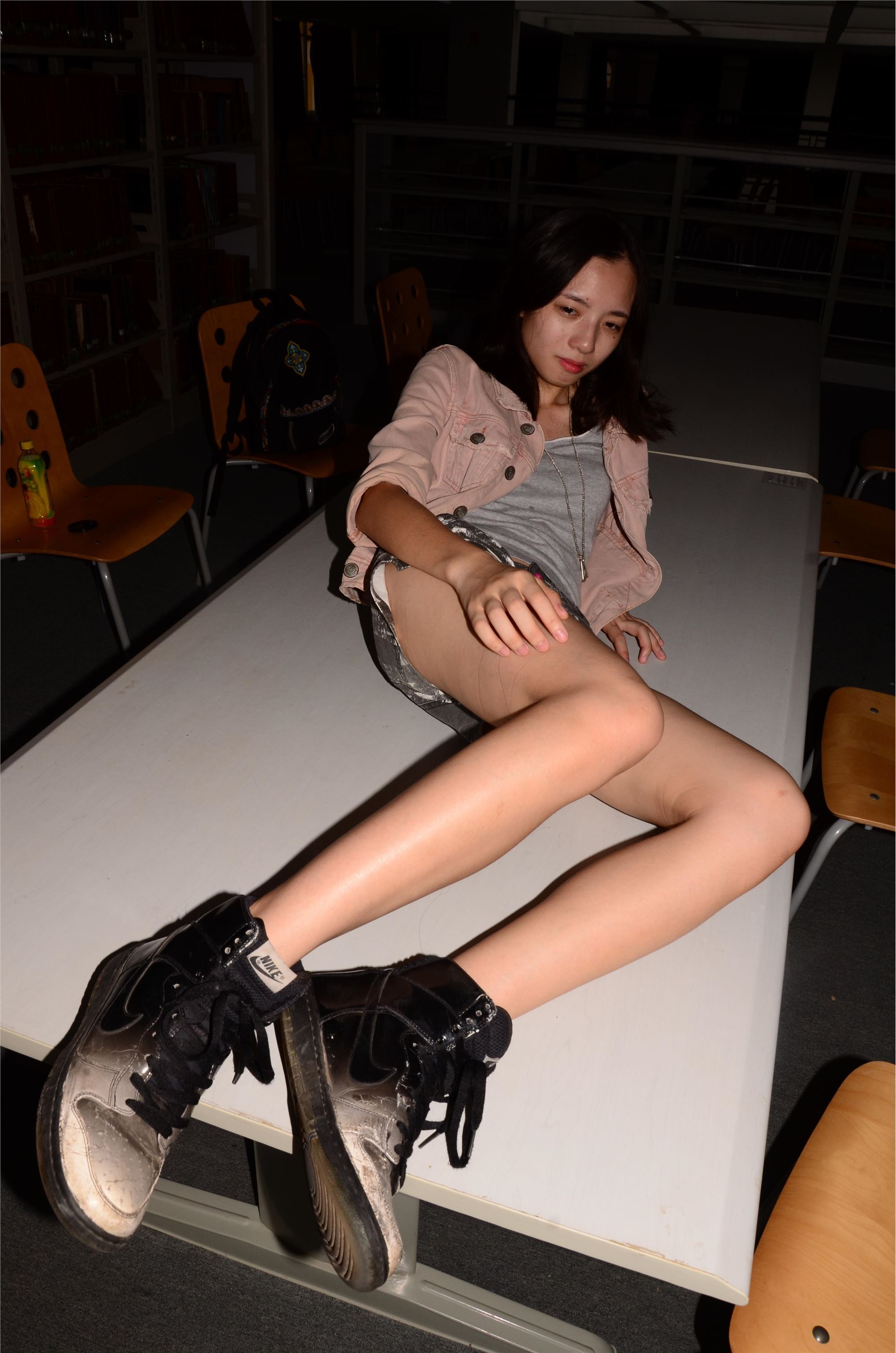 [战前女神] 恋足美腿棉袜女神级摄影套图 034