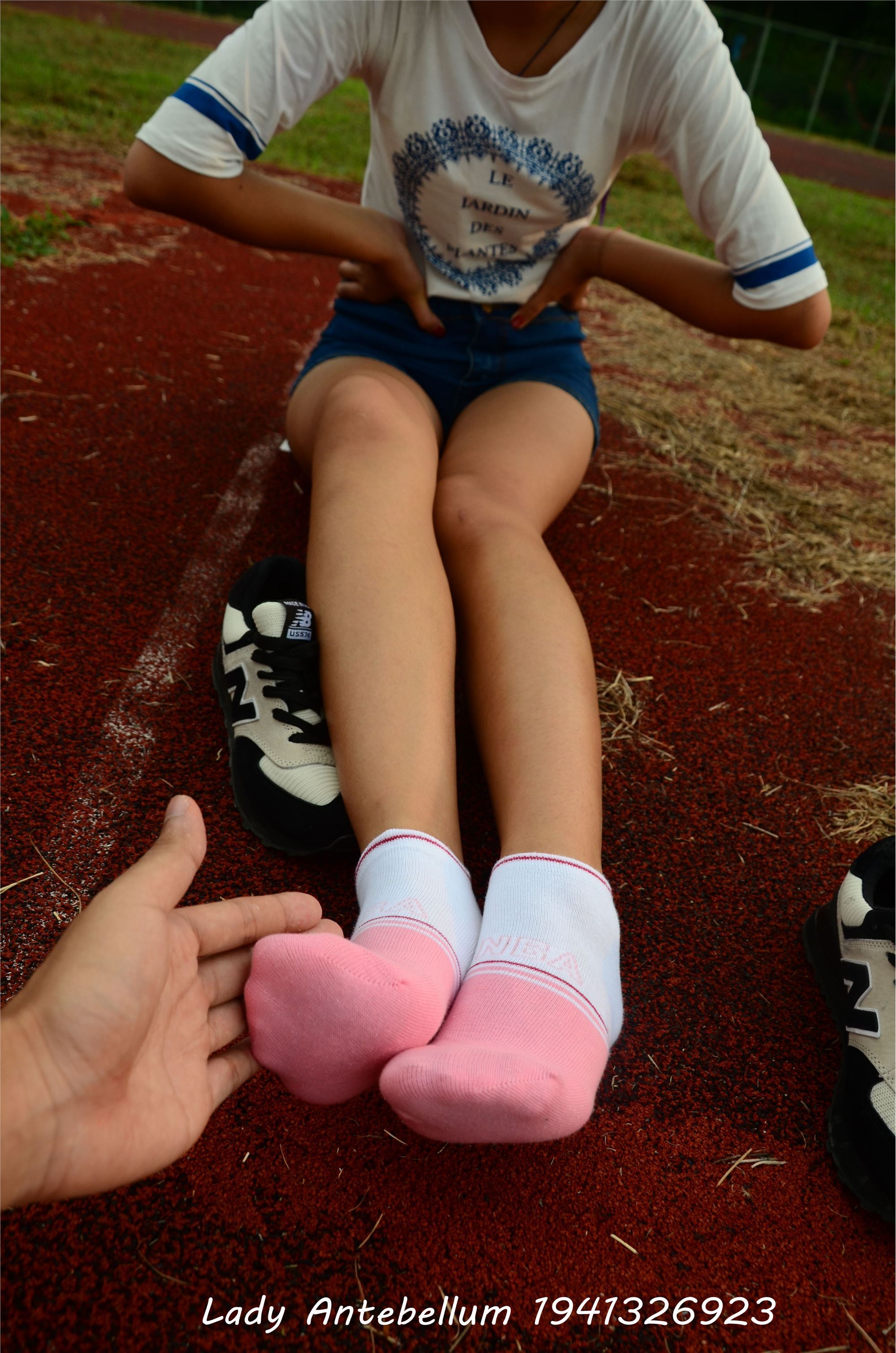 [战前女神] 恋足美腿棉袜女神级摄影套图 035