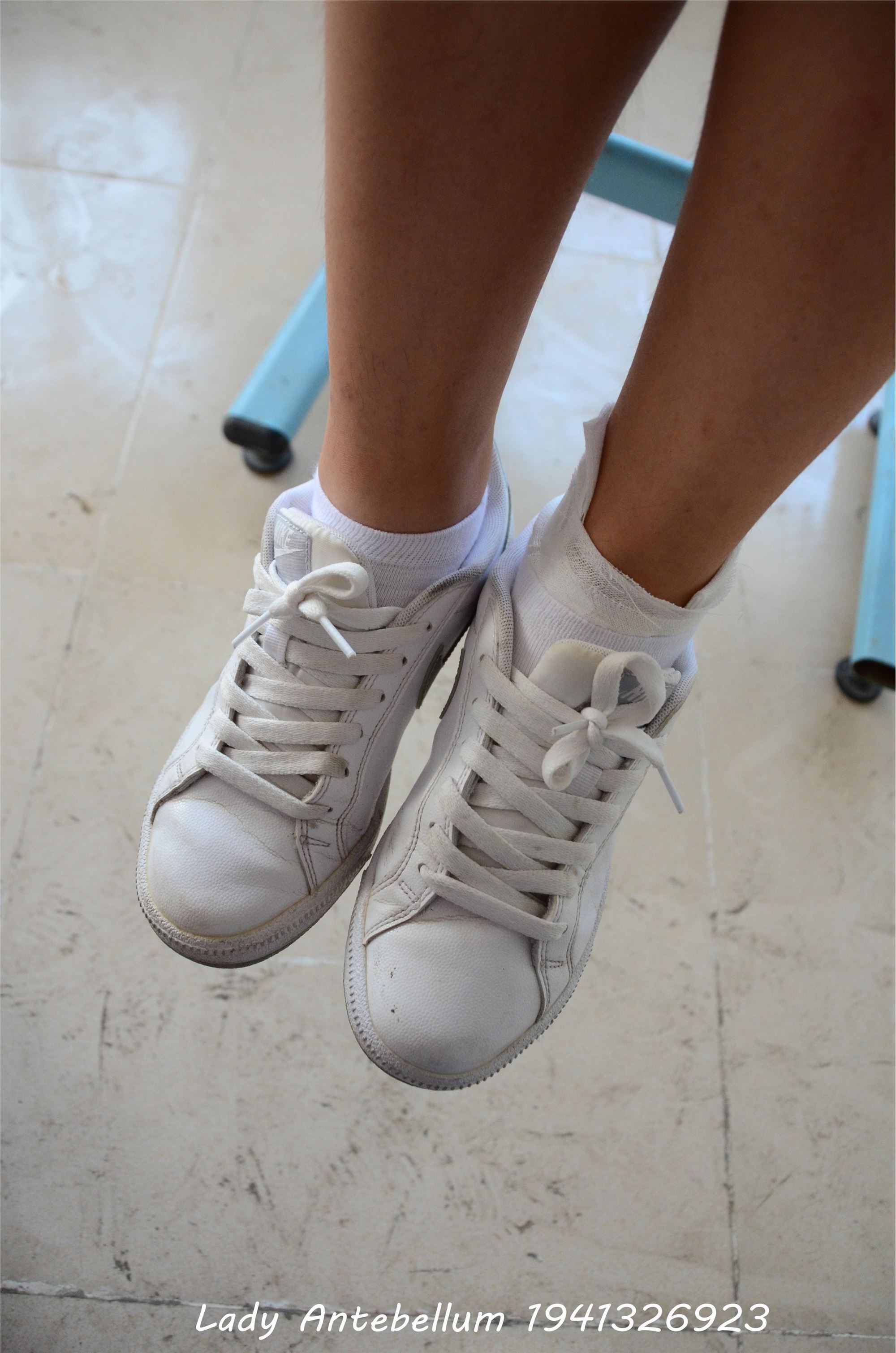 [战前女神] 恋足美腿棉袜女神级摄影套图 036