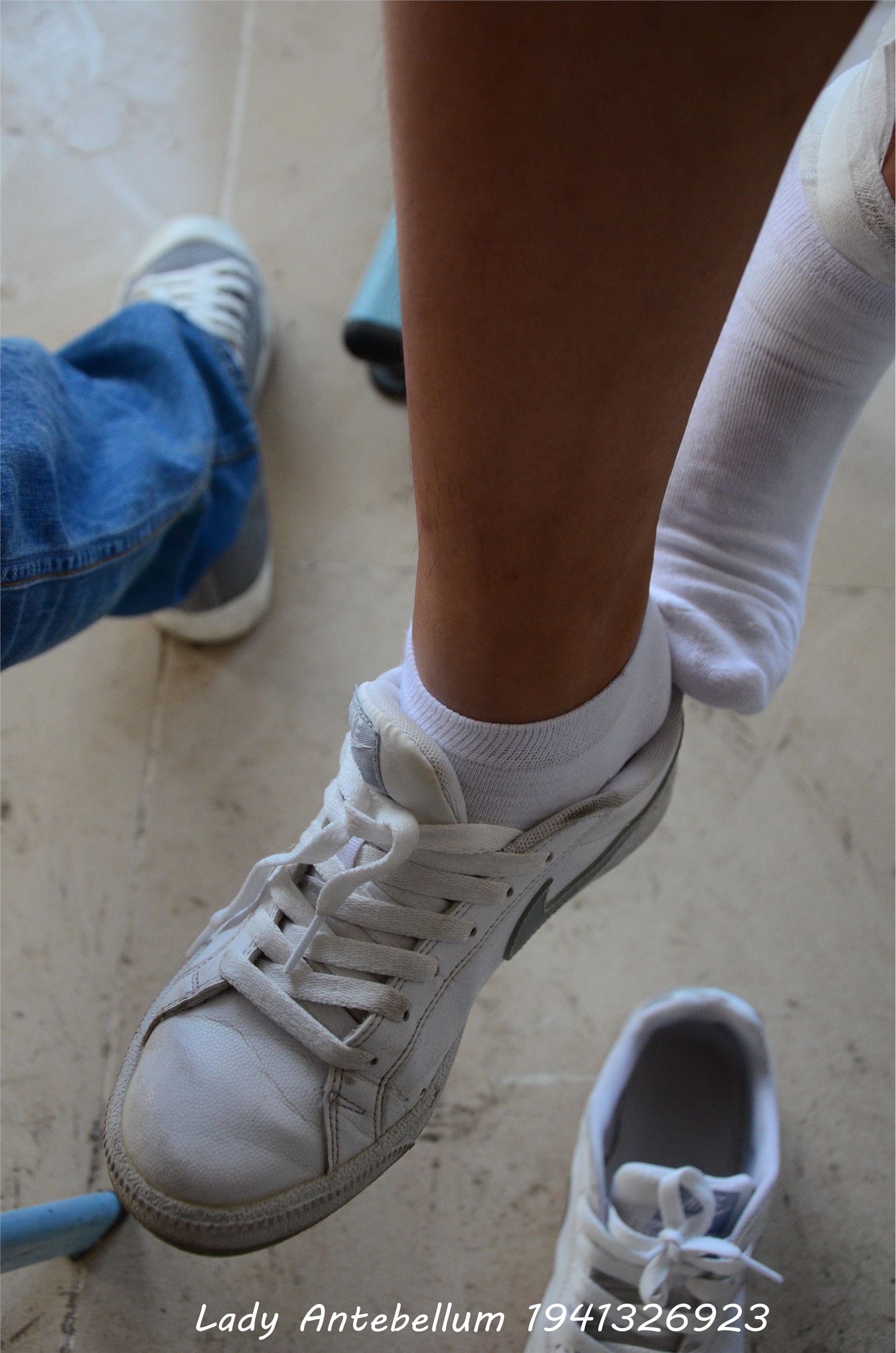 [战前女神] 恋足美腿棉袜女神级摄影套图 036