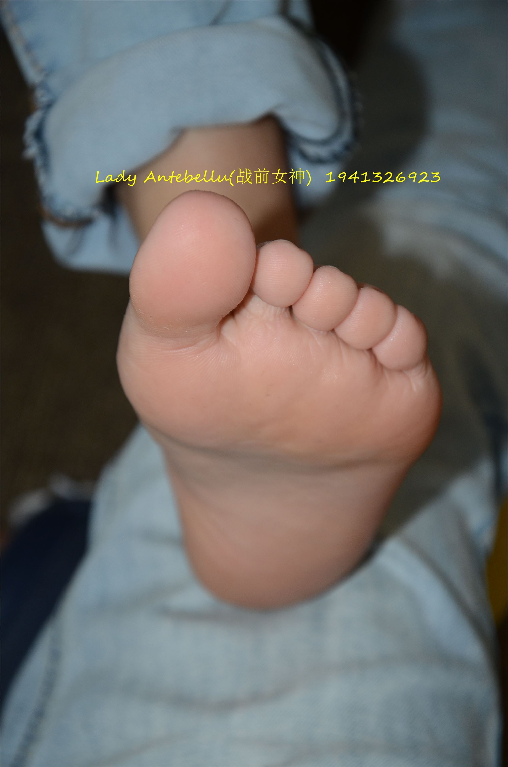 [战前女神] 恋足美腿棉袜女神级摄影套图 037