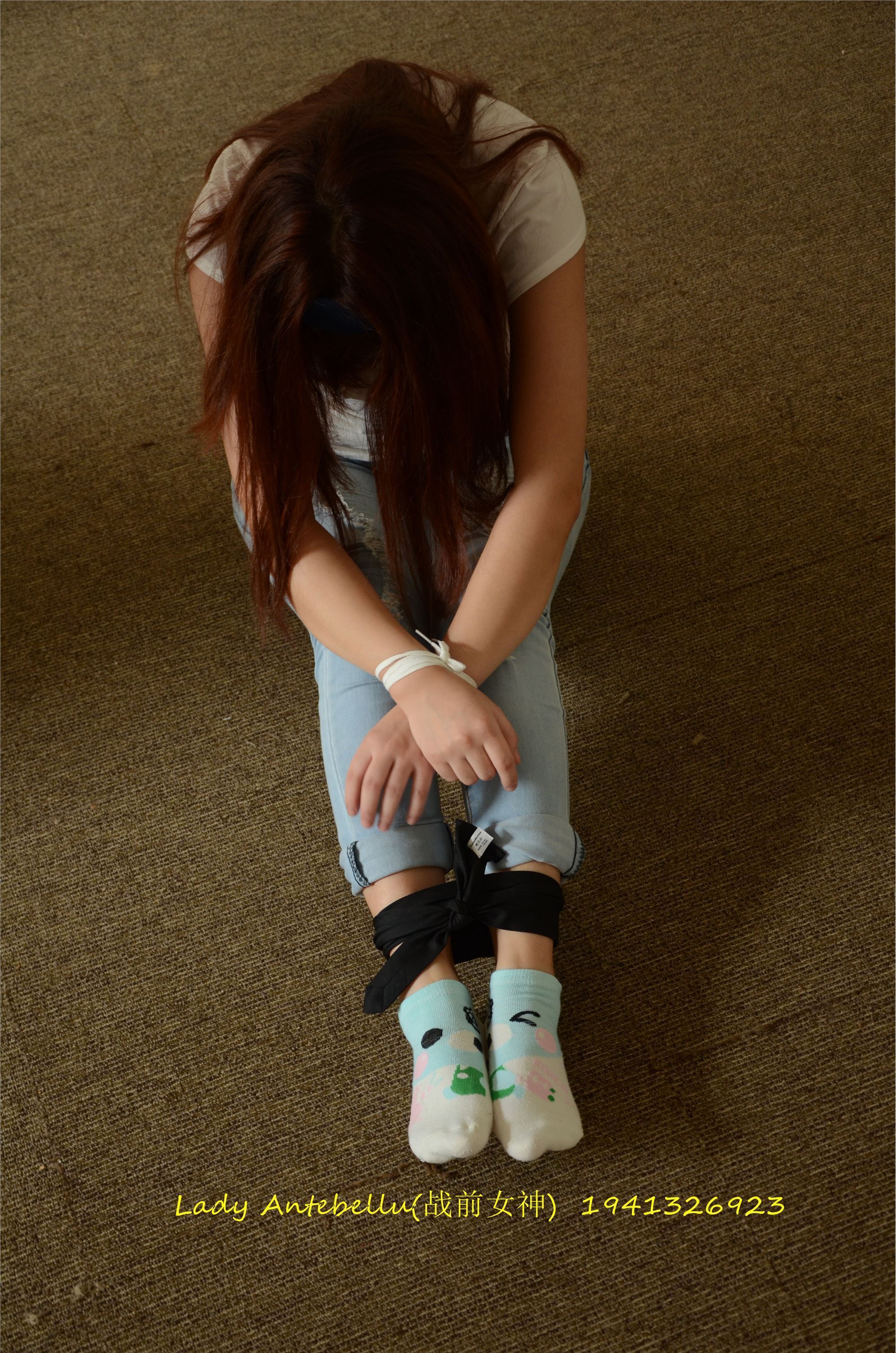 [战前女神] 恋足美腿棉袜女神级摄影套图 037