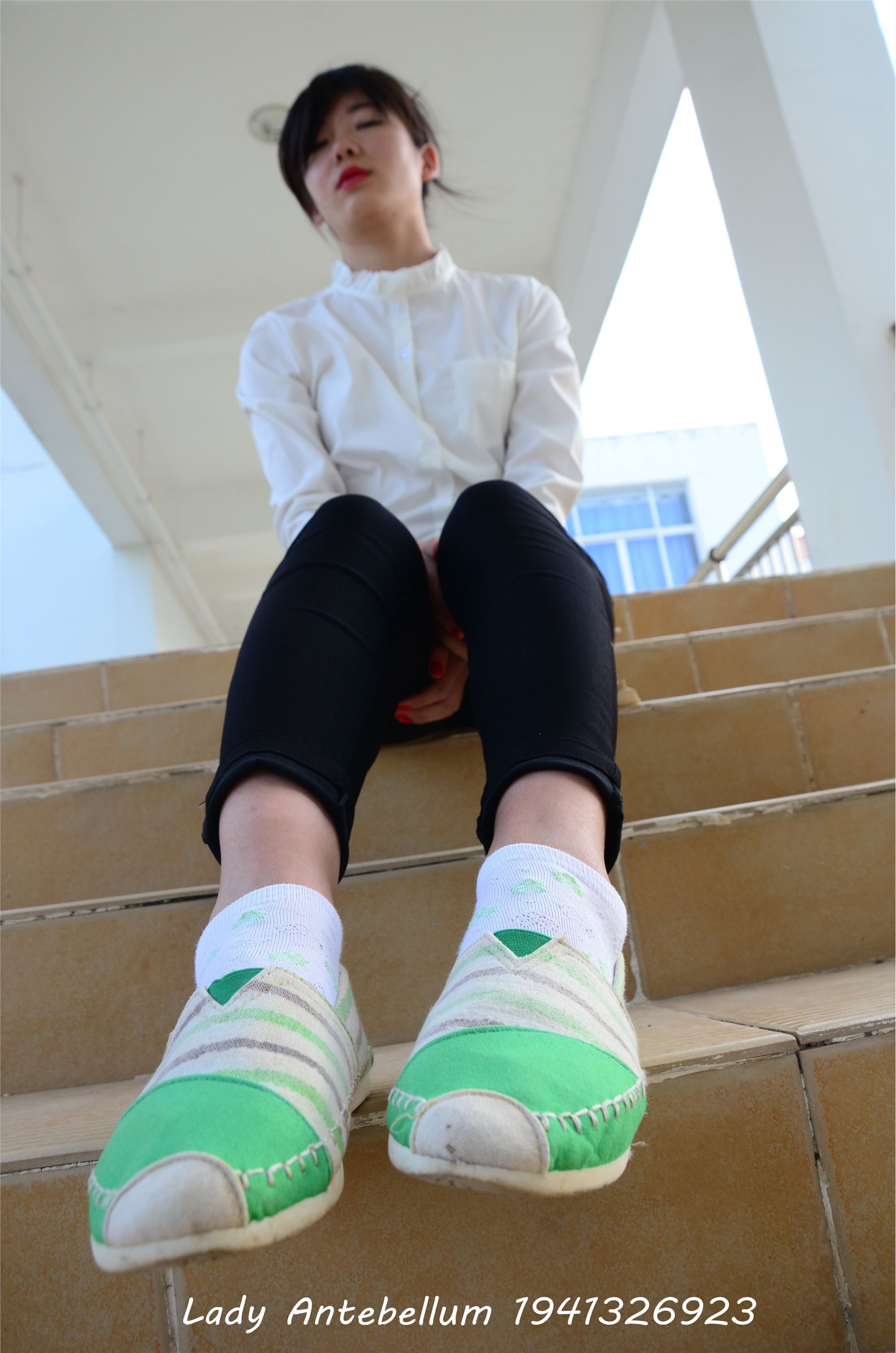 [战前女神] 恋足美腿棉袜女神级摄影套图 040