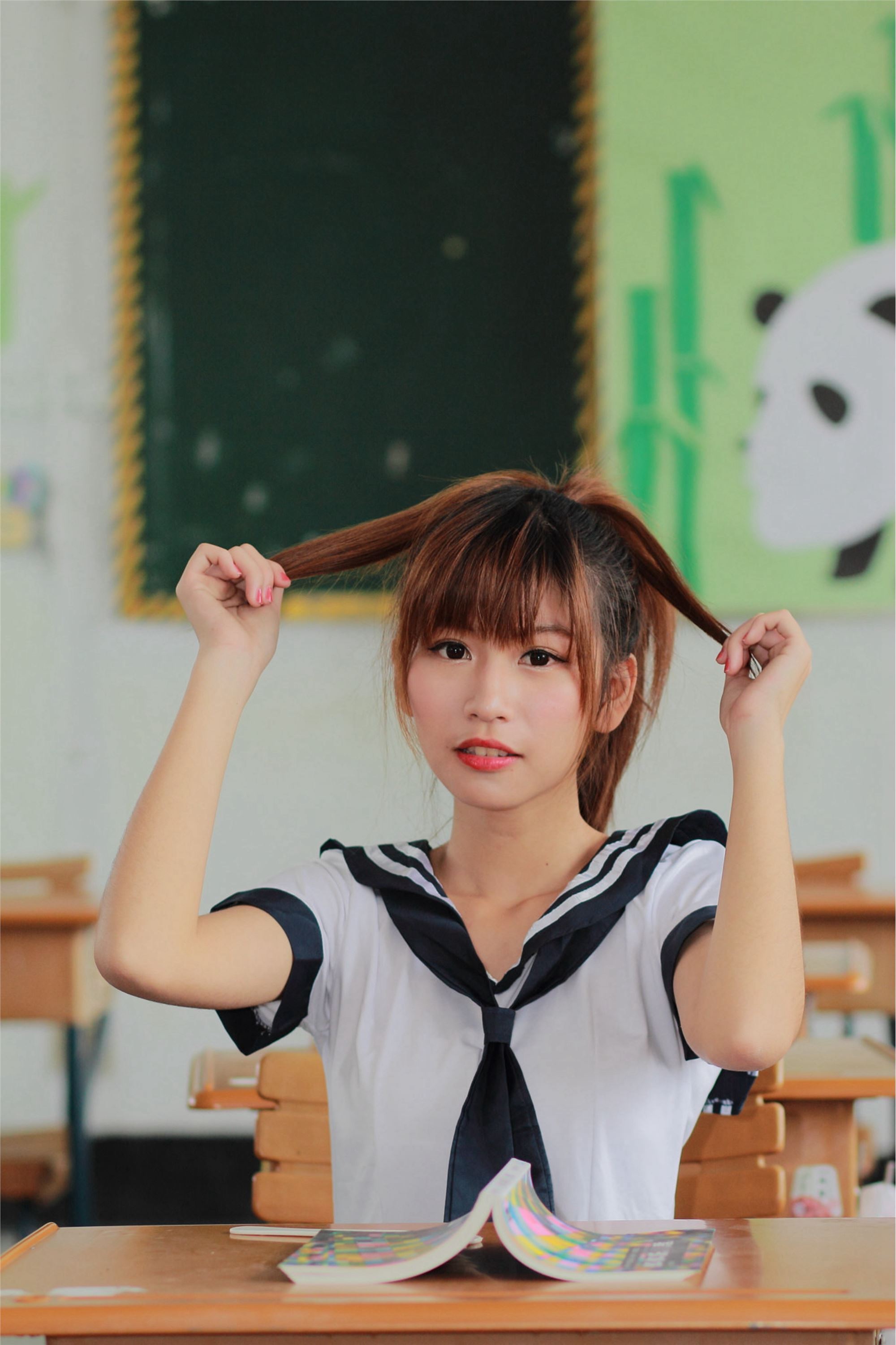 制服の女生 No.001 林温蒂