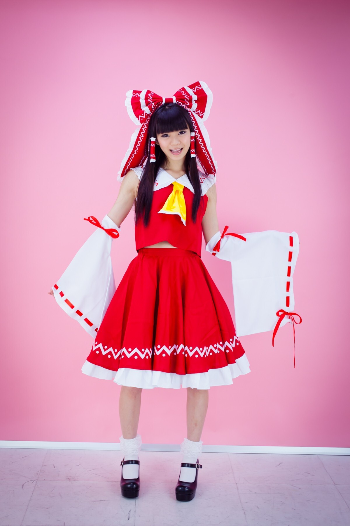 [Cosplay] Touhou Project - Reimu Hakurei with naughty face and great ass and tits