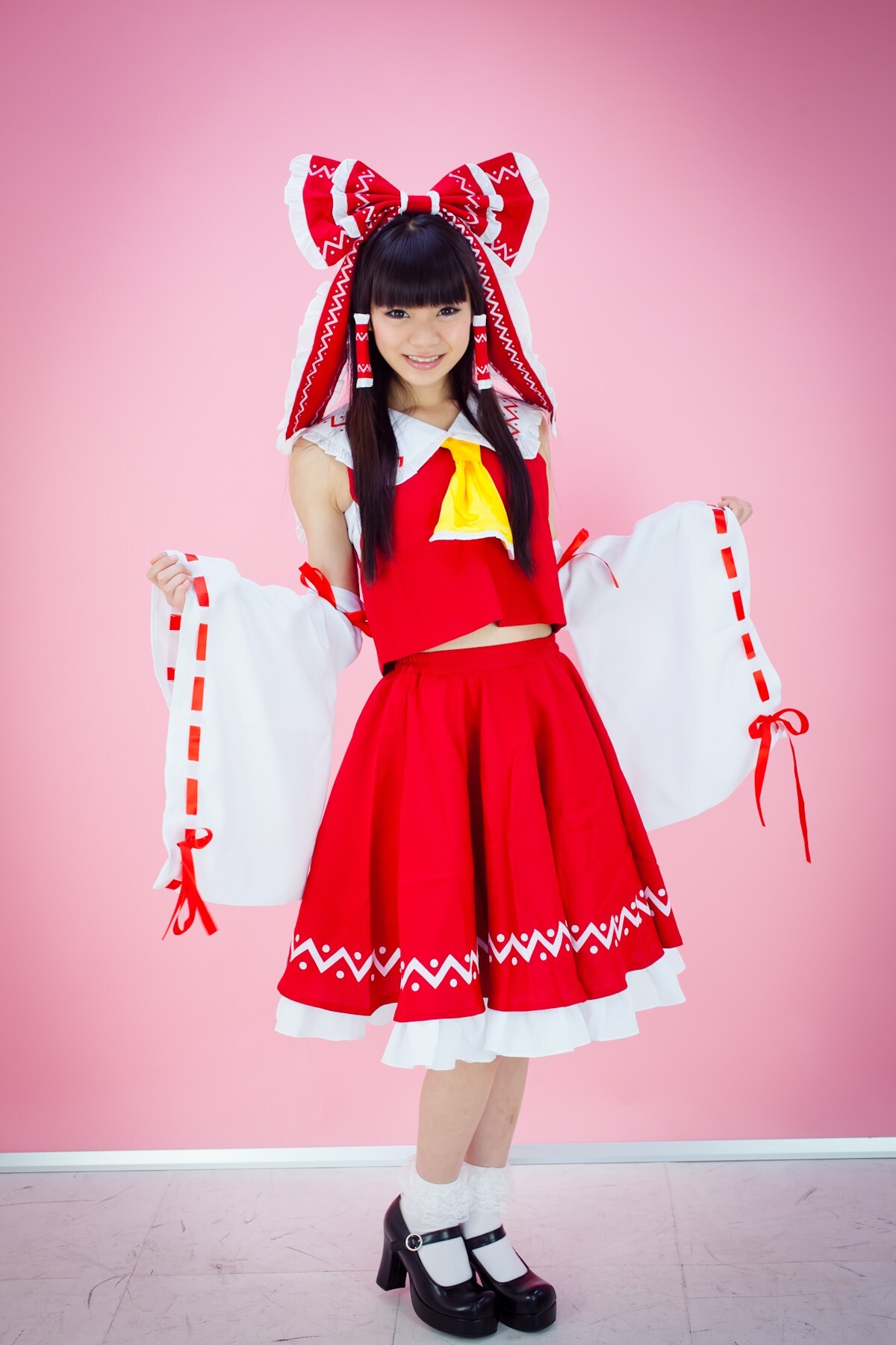 [Cosplay] Touhou Project - Reimu Hakurei with naughty face and great ass and tits
