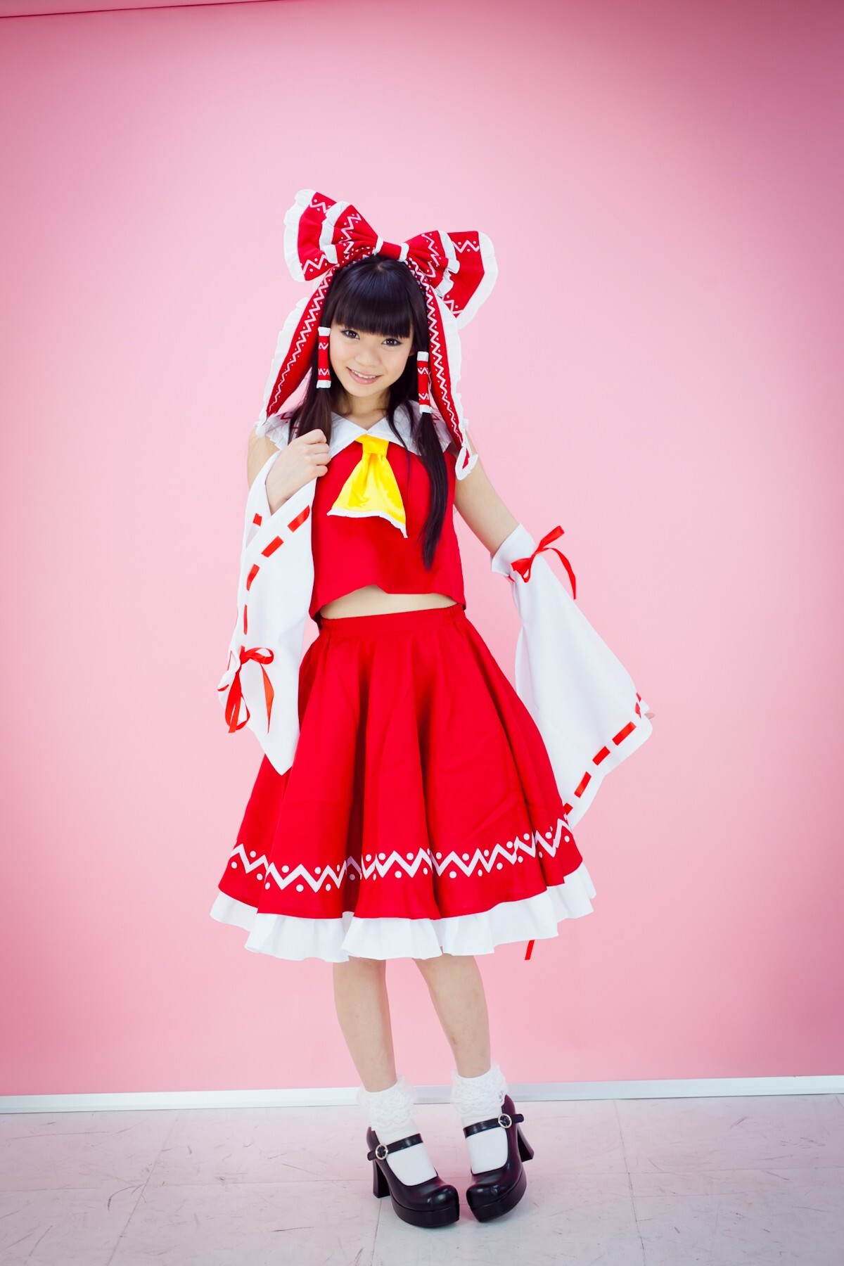 [Cosplay] Touhou Project - Reimu Hakurei with naughty face and great ass and tits