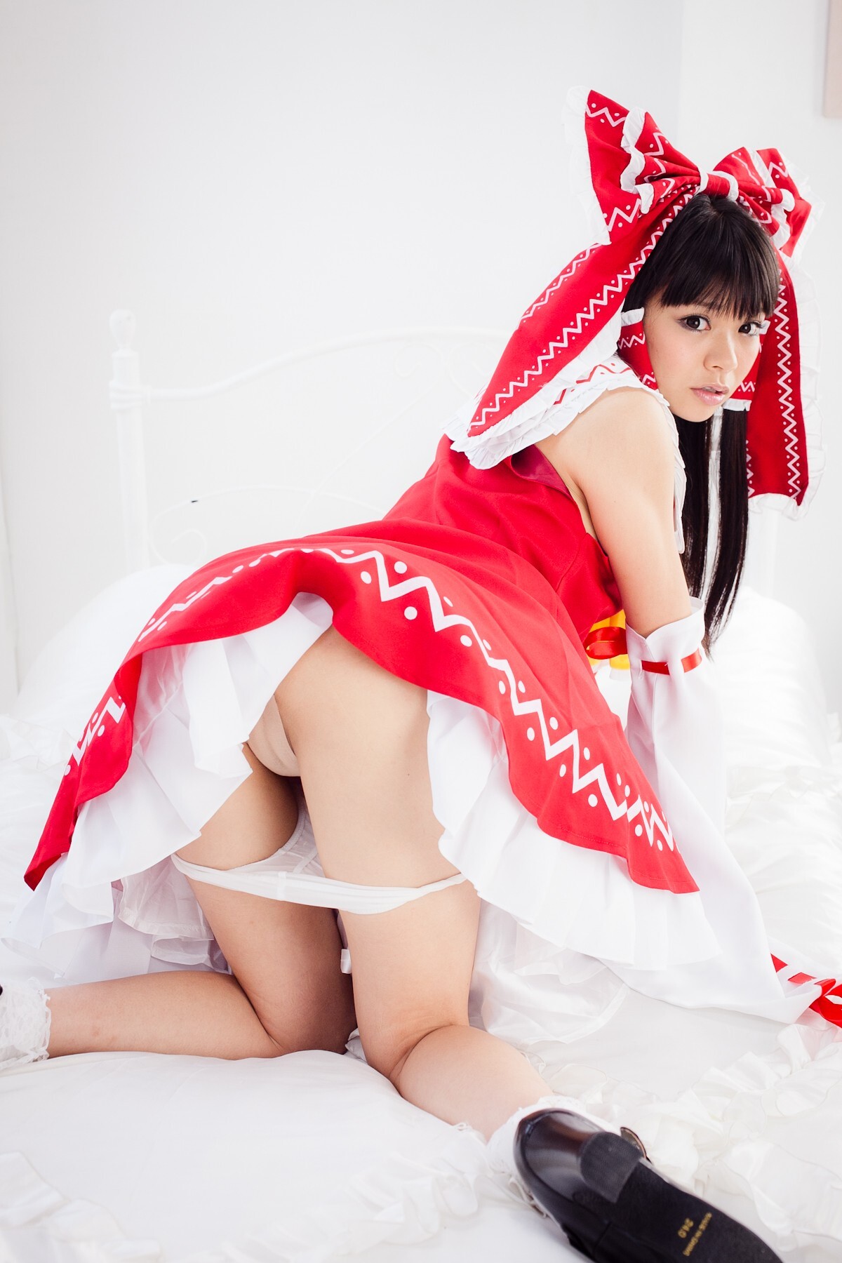 [Cosplay] Touhou Project - Reimu Hakurei with naughty face and great ass and tits