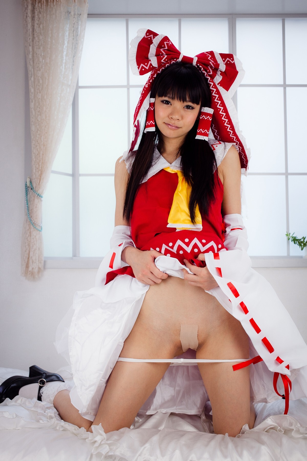 [Cosplay] Touhou Project - Reimu Hakurei with naughty face and great ass and tits