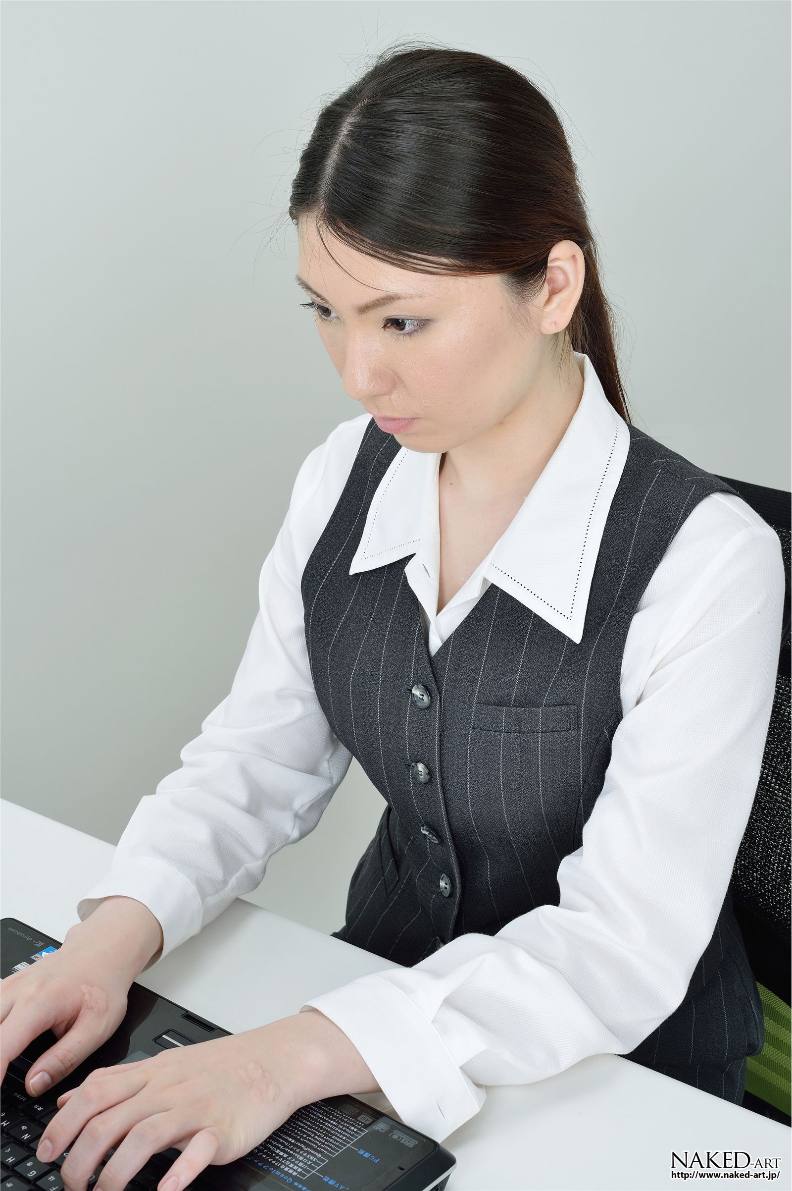 [NAKED-ART] 2013.07.03 NO.00668 OL 美山志穂