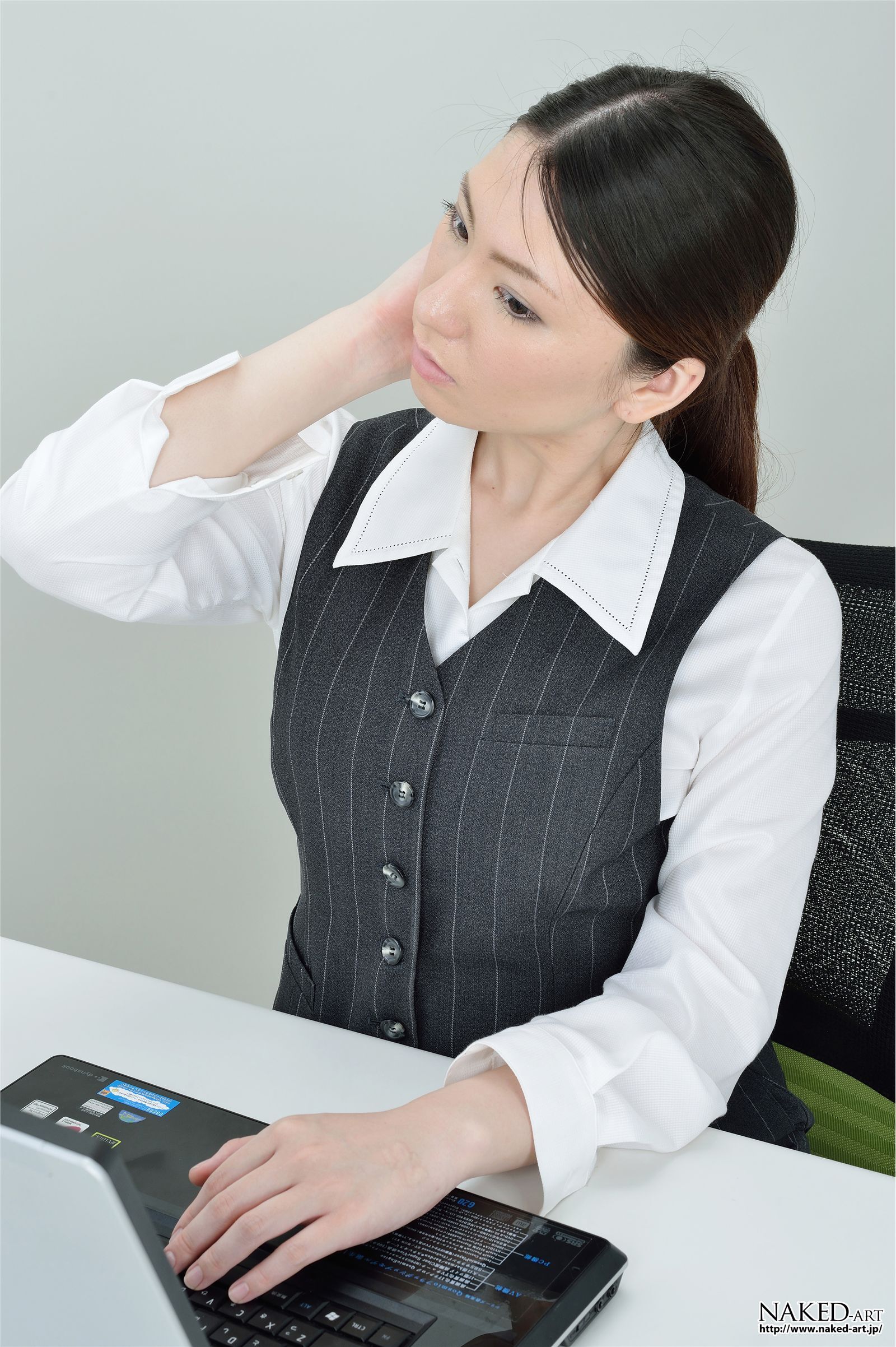 [NAKED-ART] 2013.07.03 NO.00668 OL 美山志穂