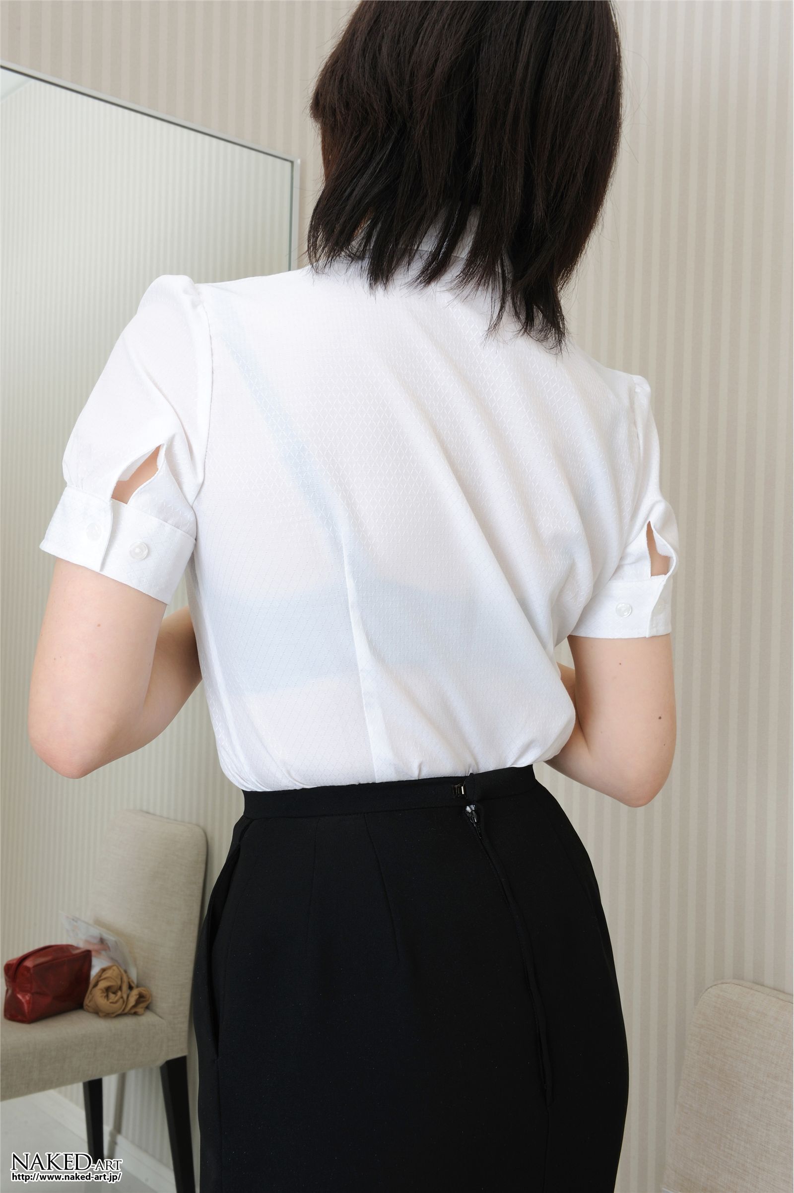 鹤瀬爱美[Naked-art] NO.00586 OL Pantyhose 日本制服美女脱丝袜