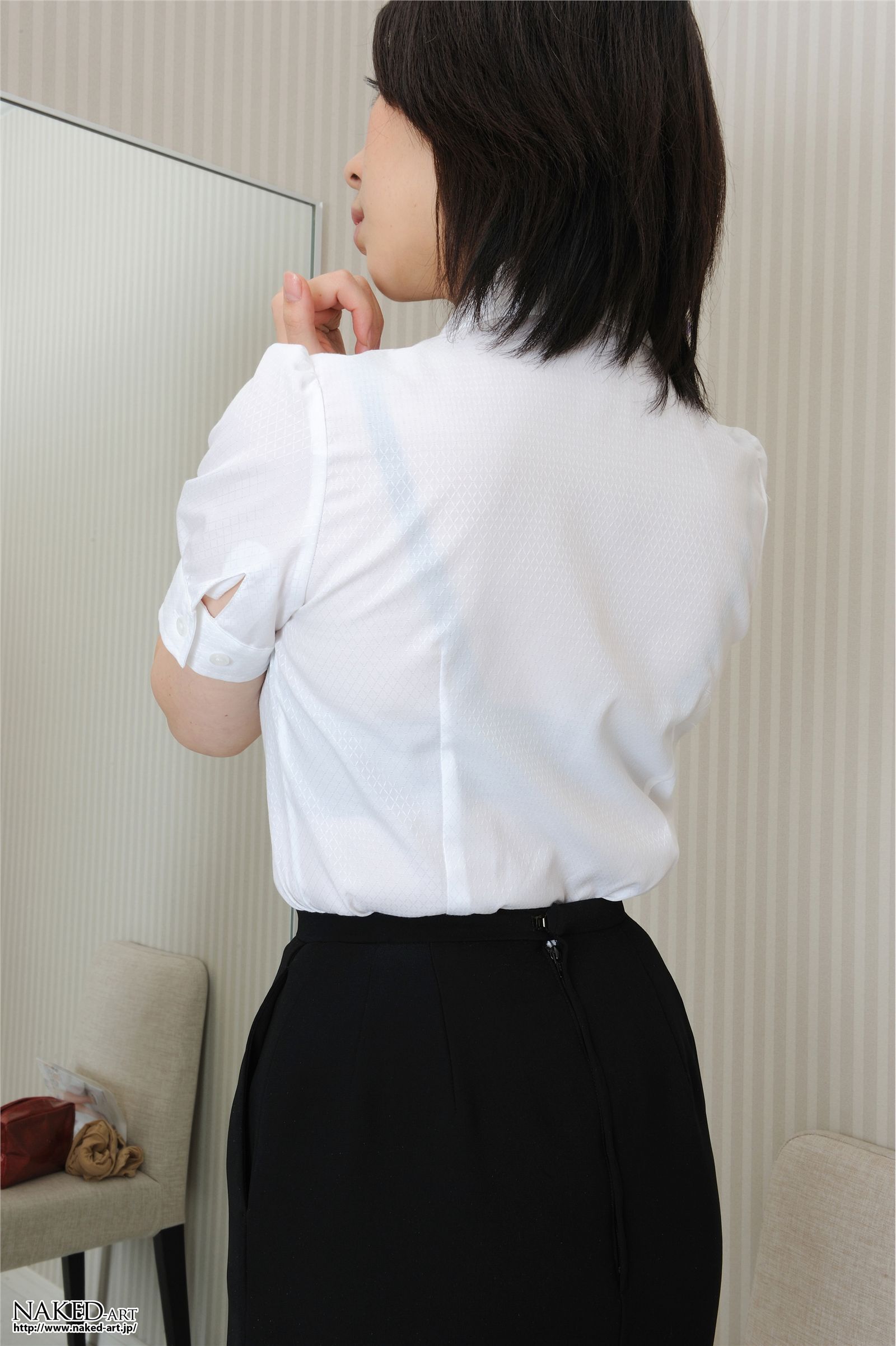 鹤瀬爱美[Naked-art] NO.00586 OL Pantyhose 日本制服美女脱丝袜