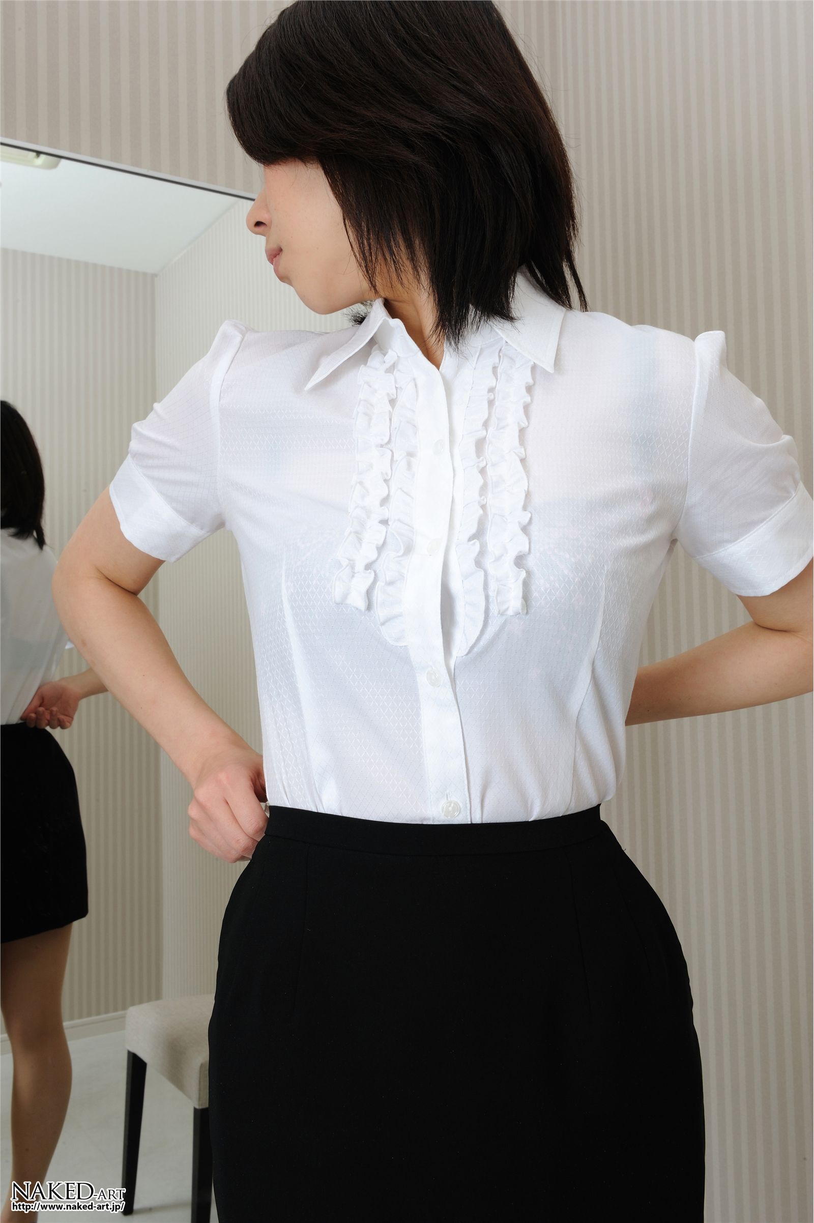 鹤瀬爱美[Naked-art] NO.00586 OL Pantyhose 日本制服美女脱丝袜
