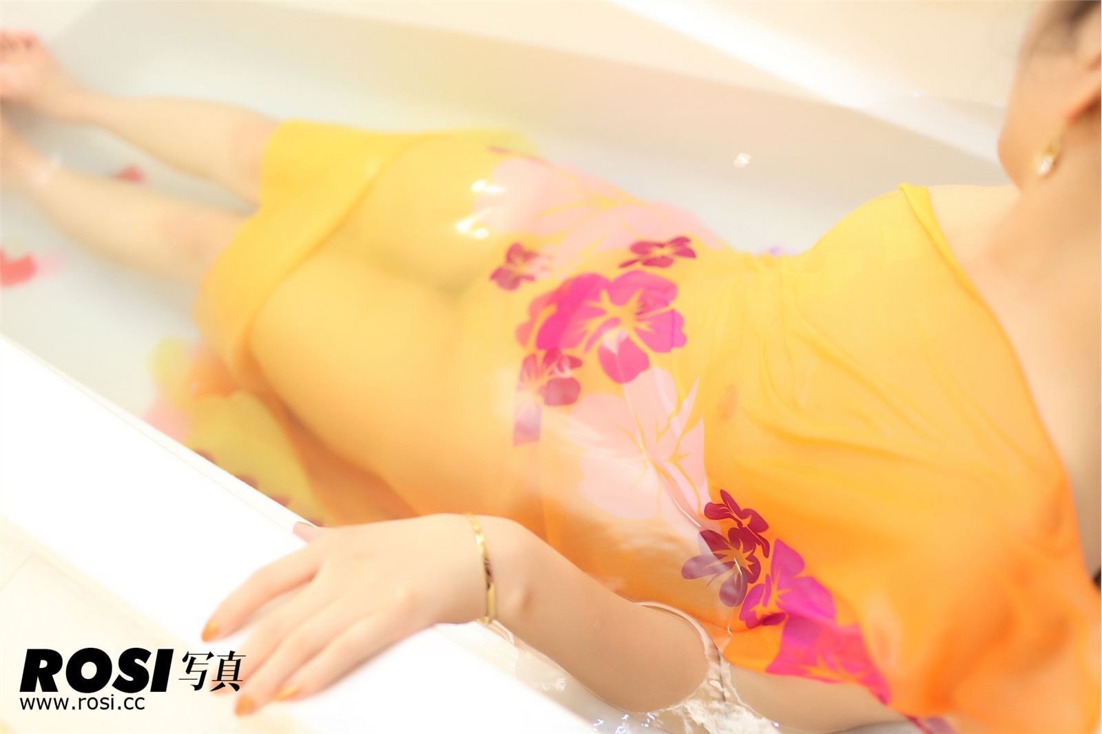 浴缸写真 ROSI丝袜美女套图 NO.013