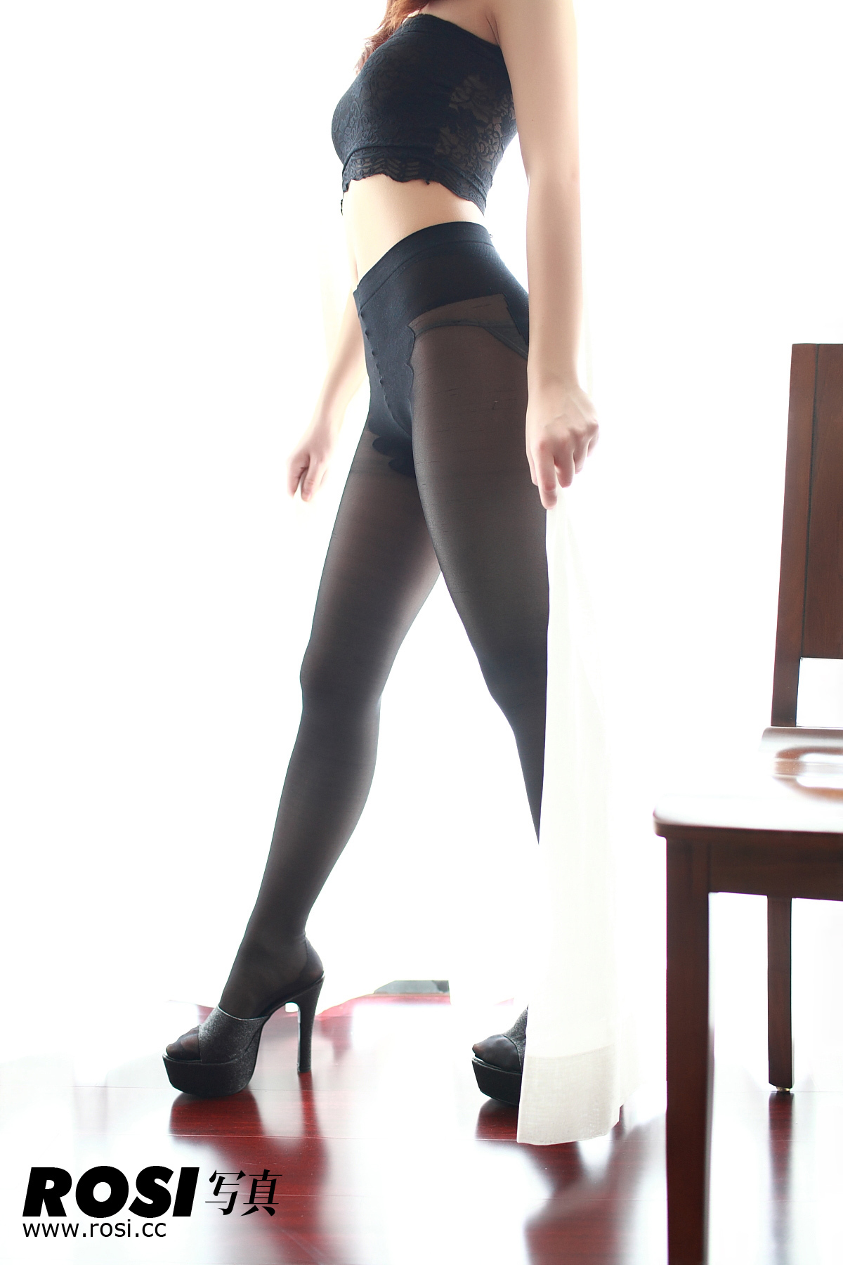 舞动袜裤 ROSI丝袜美女套图 NO.019