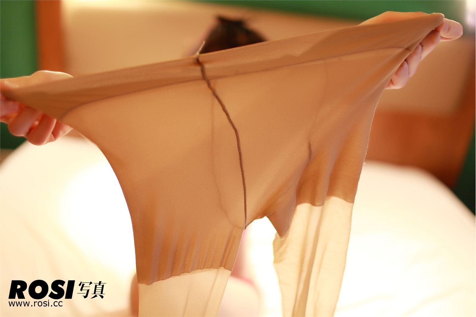 红色内衣配透明丝袜 ROSI丝袜美女套图 NO.020