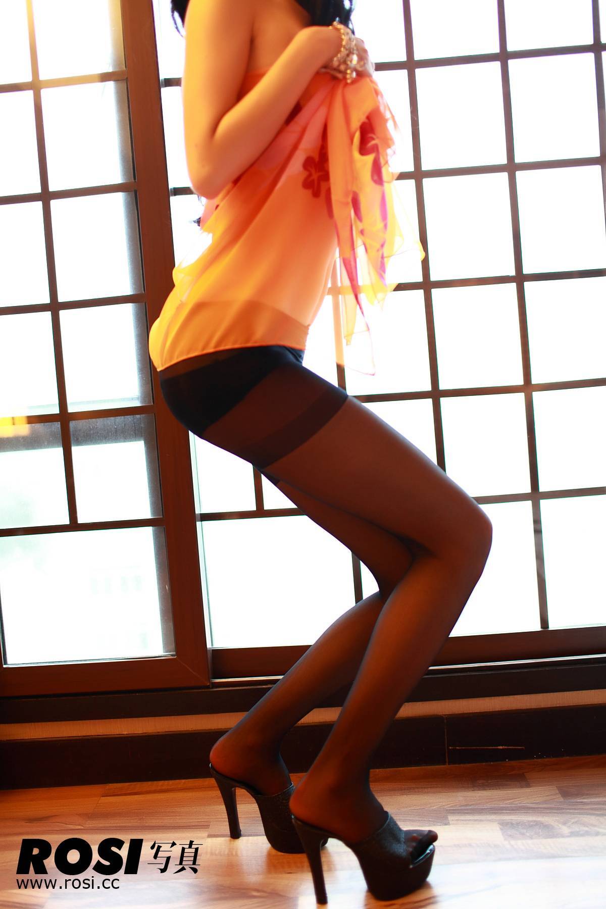 NO.037 朦胧丝袜美女套图 [ROSI写真集]